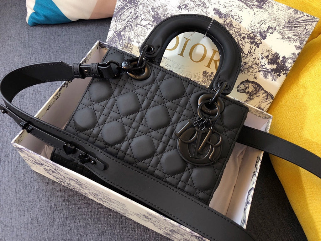 MEDIUM LADY 20 BAG IN BLACK CALFSKIN