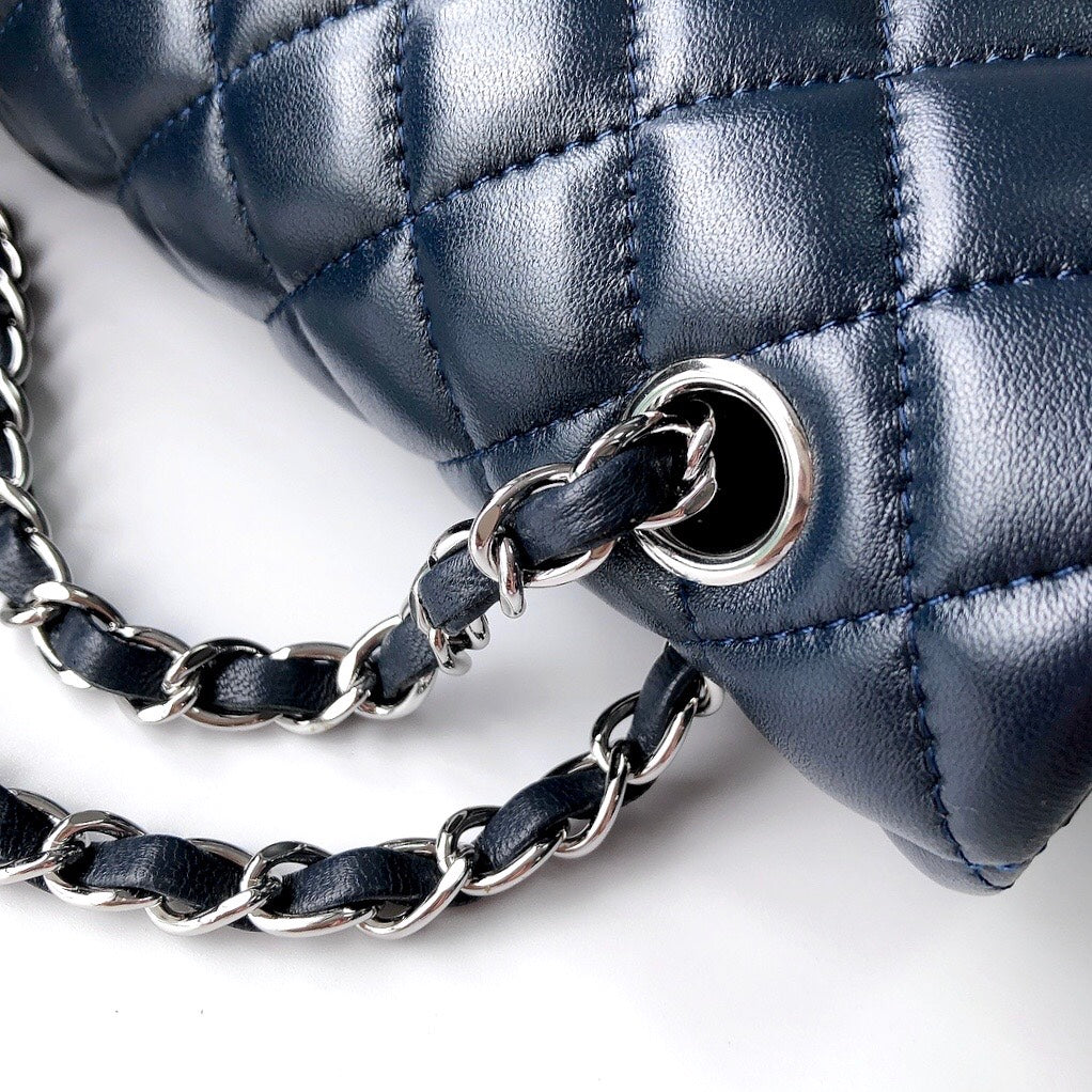 CC CLASSIC FLAP BAG 25 IN NAVY BLUE LAMBSKIN SILVER HARDWARE