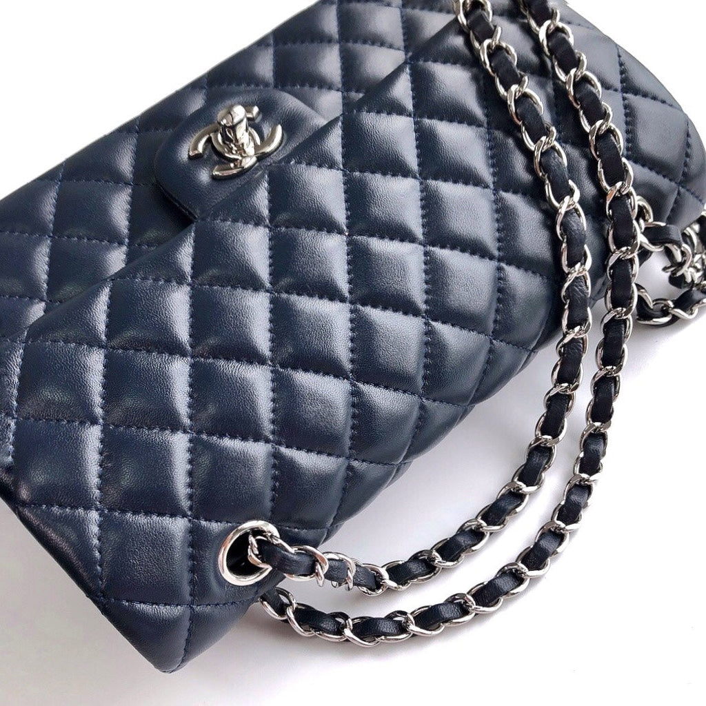 CC CLASSIC FLAP BAG 25 IN NAVY BLUE LAMBSKIN SILVER HARDWARE