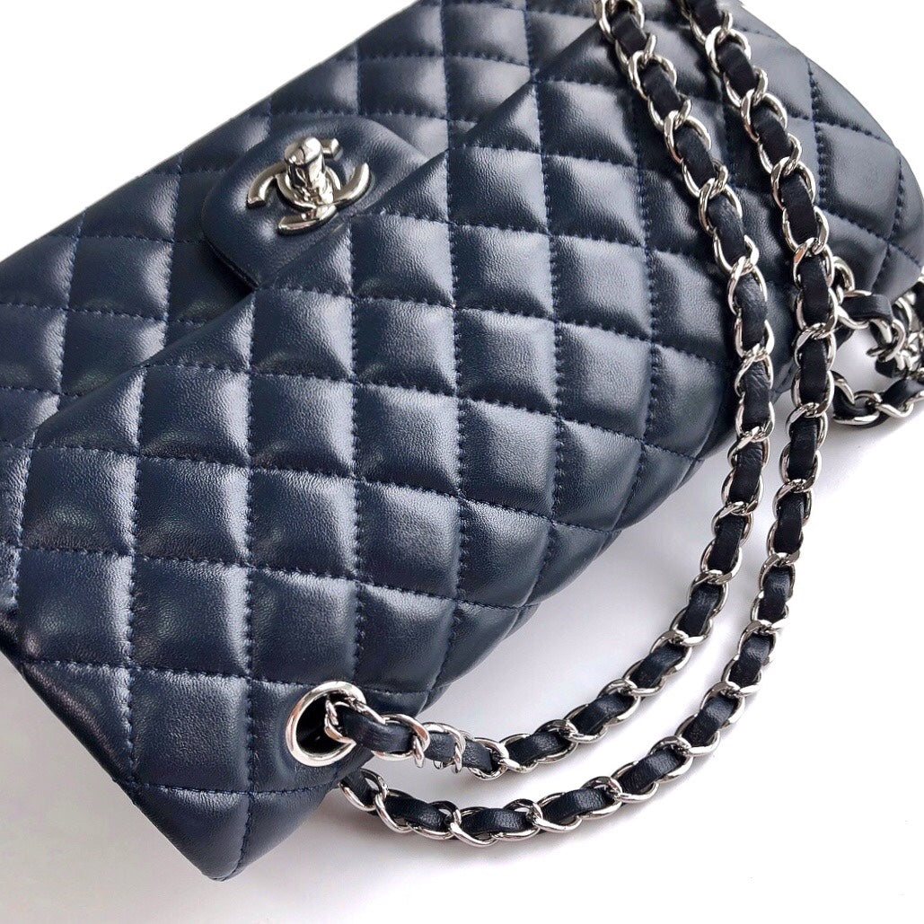 CC CLASSIC FLAP BAG 25 IN NAVY BLUE LAMBSKIN SILVER HARDWARE