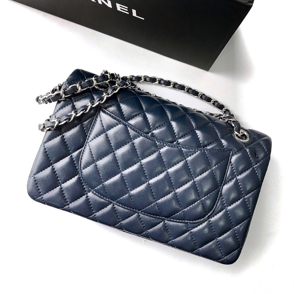 CC CLASSIC FLAP BAG 25 IN NAVY BLUE LAMBSKIN SILVER HARDWARE