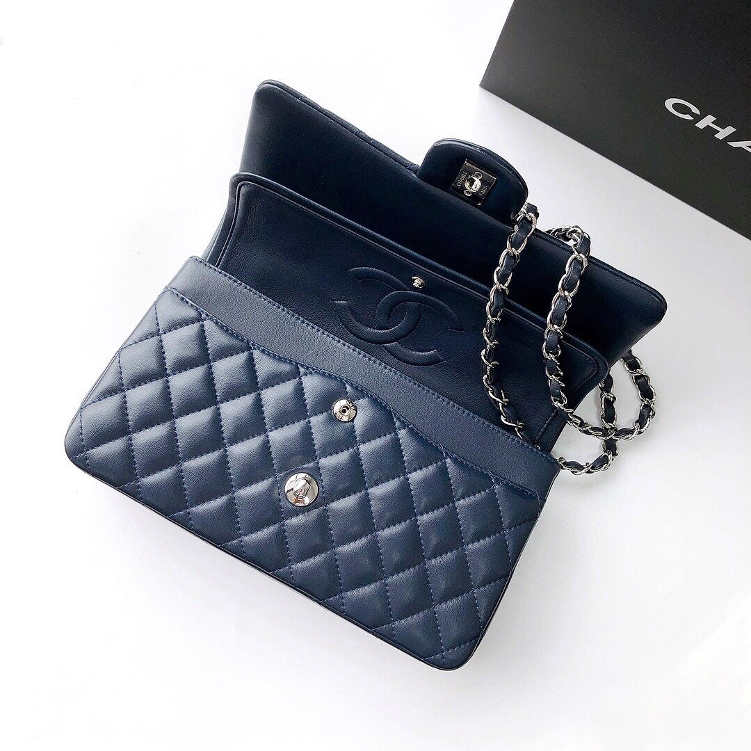 CC CLASSIC FLAP BAG 25 IN NAVY BLUE LAMBSKIN SILVER HARDWARE