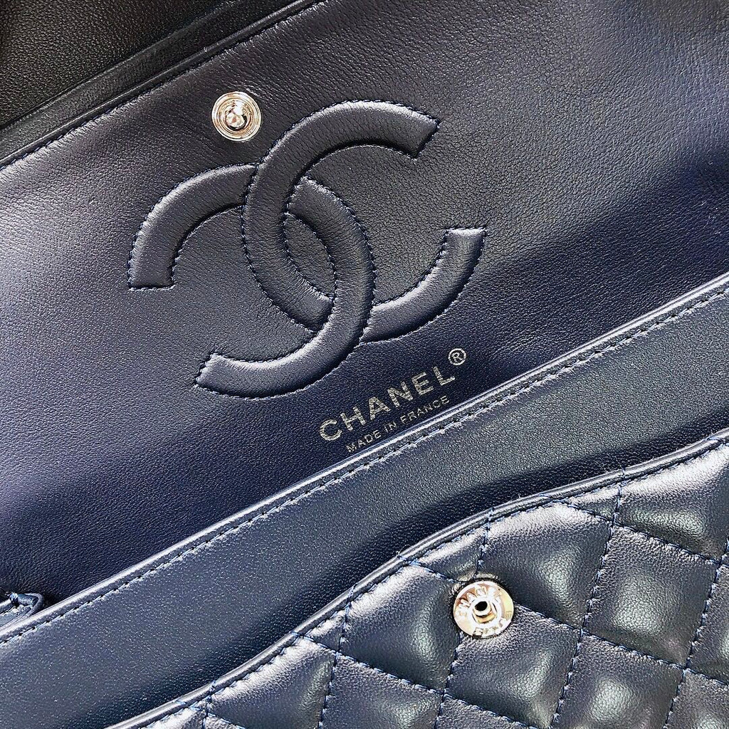 CC CLASSIC FLAP BAG 25 IN NAVY BLUE LAMBSKIN SILVER HARDWARE