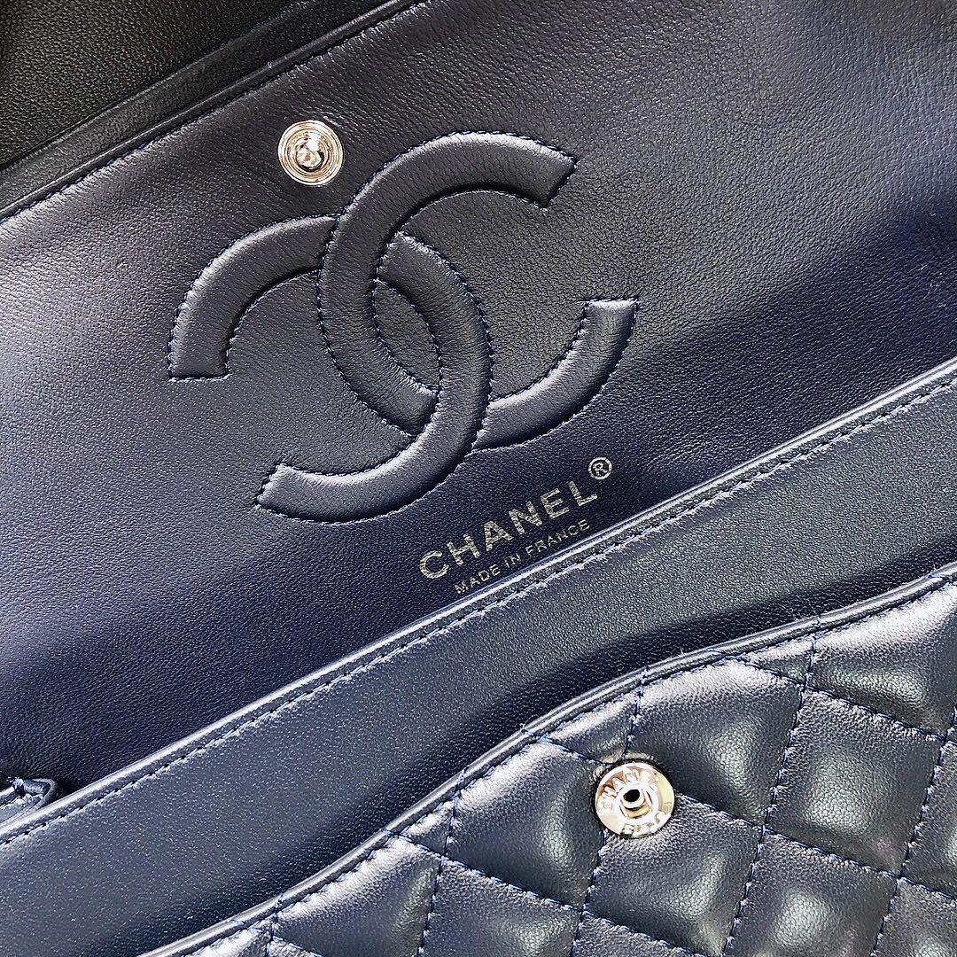 CC CLASSIC FLAP BAG 25 IN NAVY BLUE LAMBSKIN SILVER HARDWARE