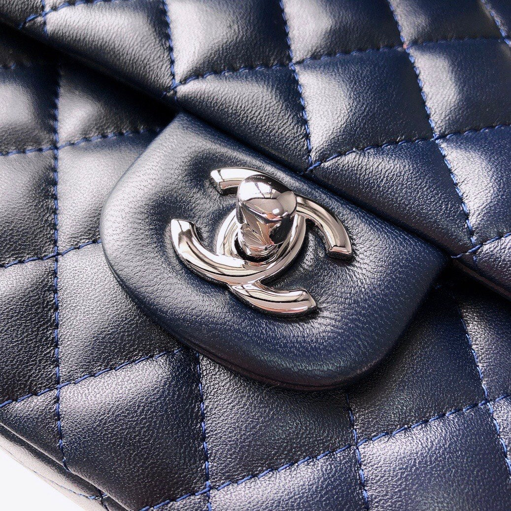 CC CLASSIC FLAP BAG 25 IN NAVY BLUE LAMBSKIN SILVER HARDWARE