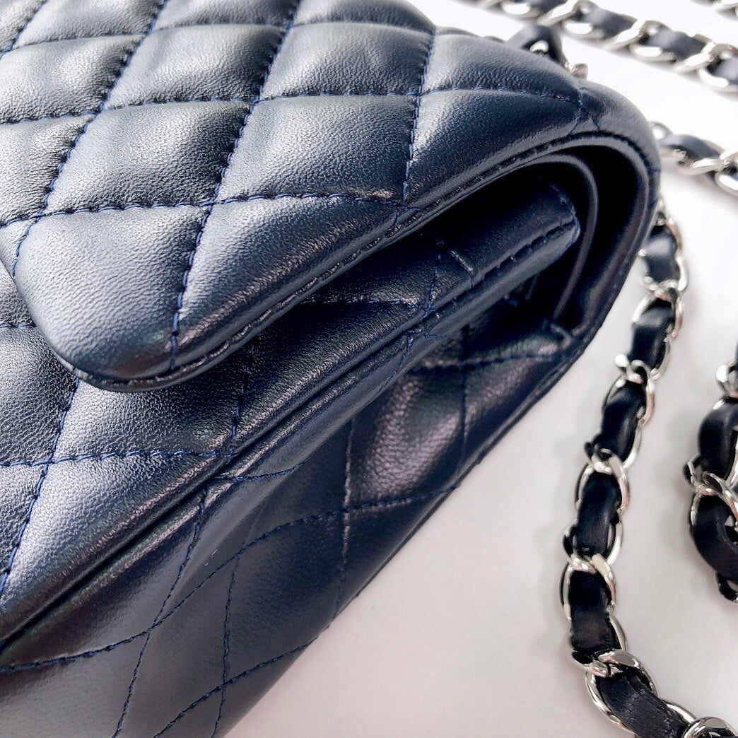 CC CLASSIC FLAP BAG 25 IN NAVY BLUE LAMBSKIN SILVER HARDWARE