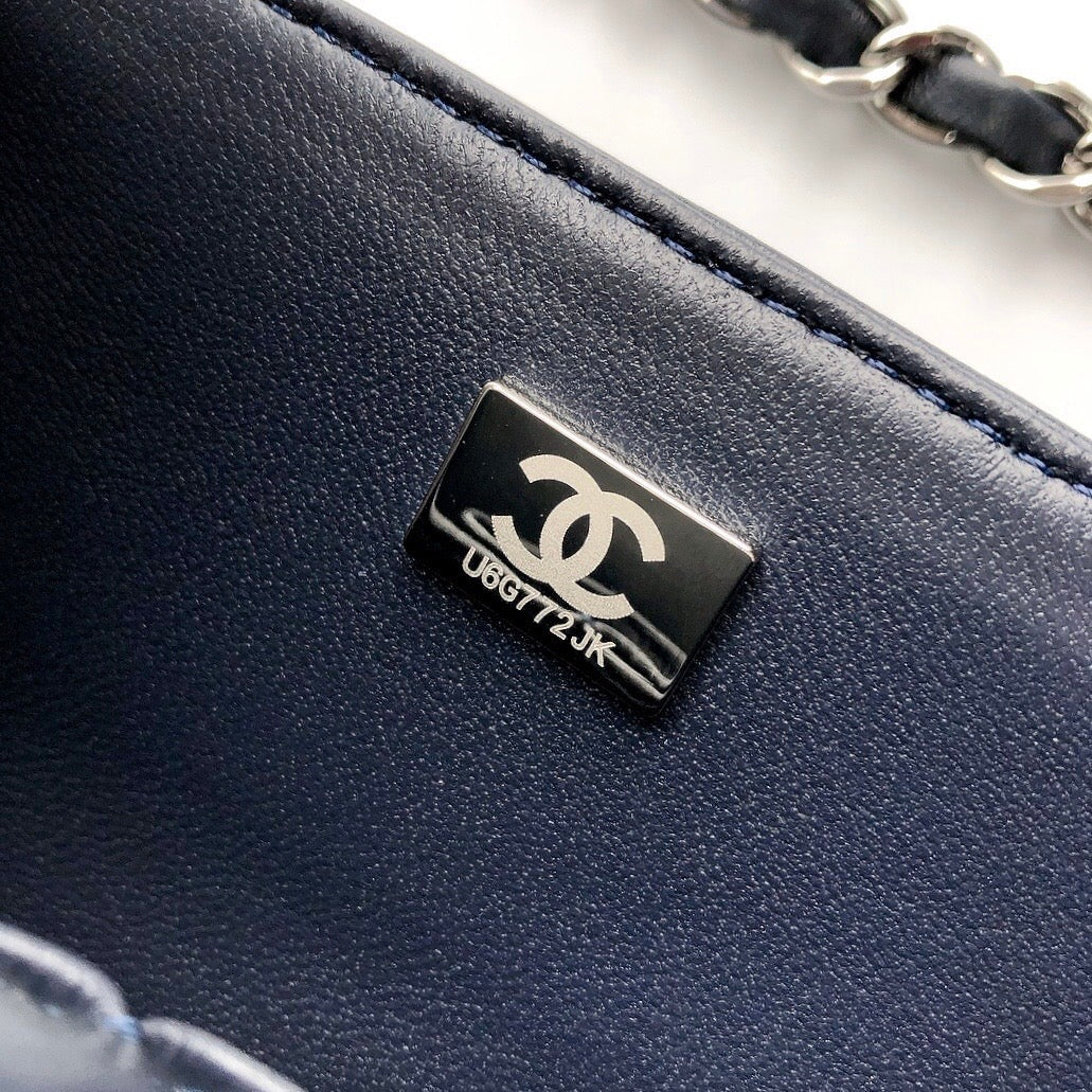 CC CLASSIC FLAP BAG 25 IN NAVY BLUE LAMBSKIN SILVER HARDWARE
