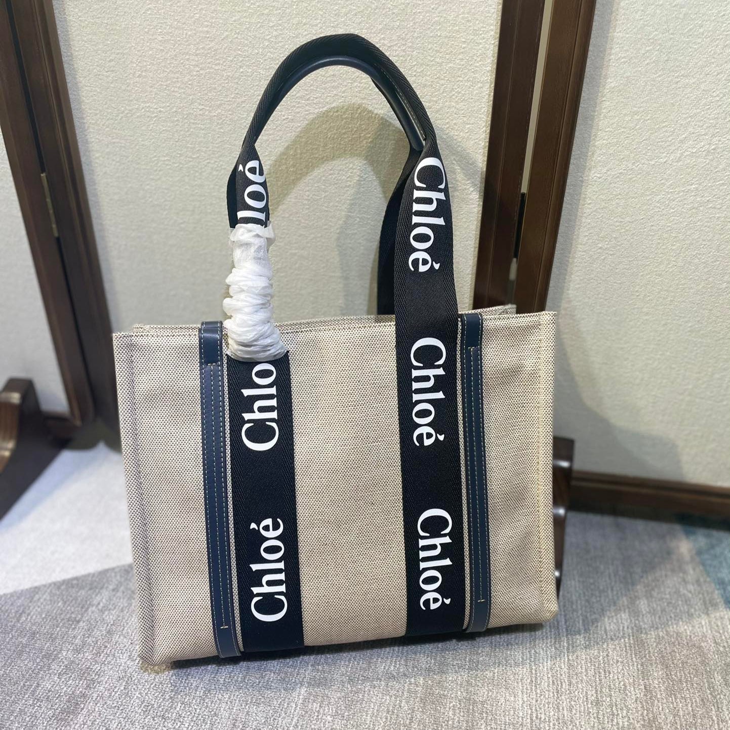 MEDIUM STRAP WOODY TOTE BAG 37 IN BEIGE LINEN CANVAS BLACK WEBBING DARK BLUE CALFSKIN