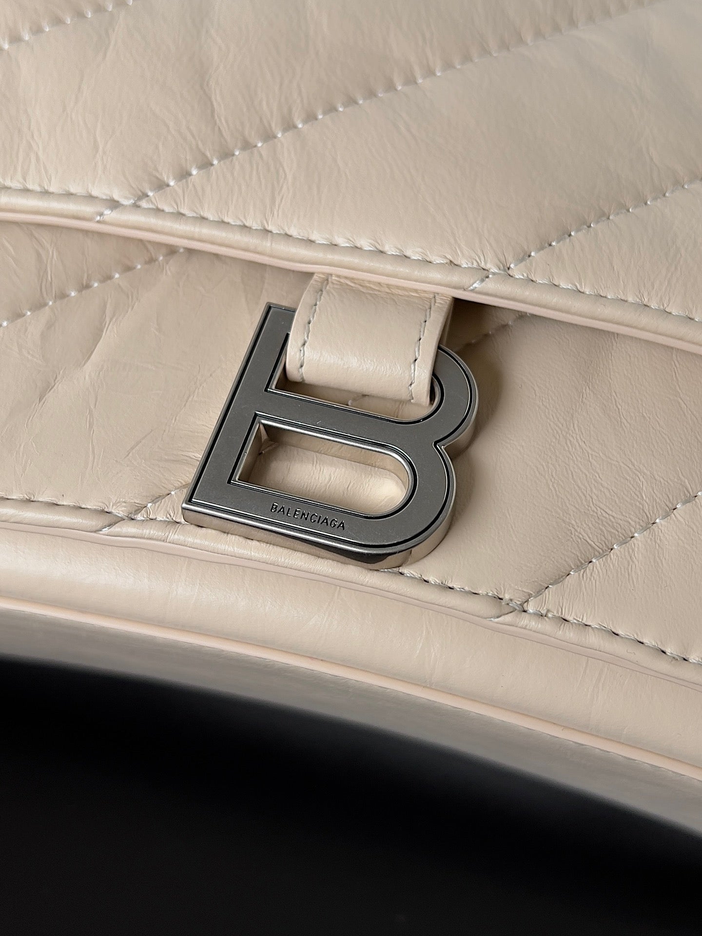 CRUSH CHAINED BAG 32 IN BEIGE QUILTED LAMBSKIN SILVER HARDWARE