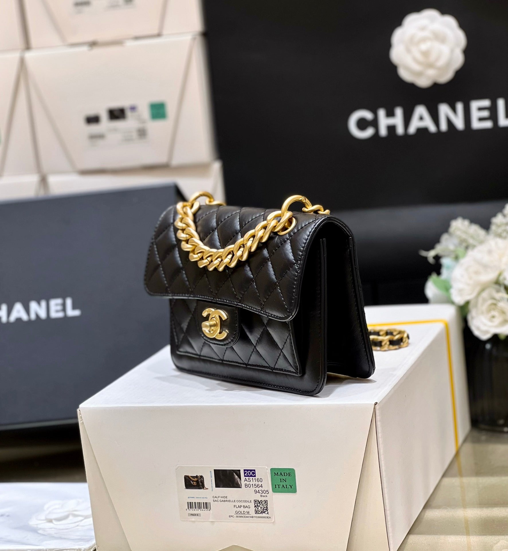 25S CHANEL FLAP BAG 19 IN BLACK CALFSKIN GOLD HARDWARE