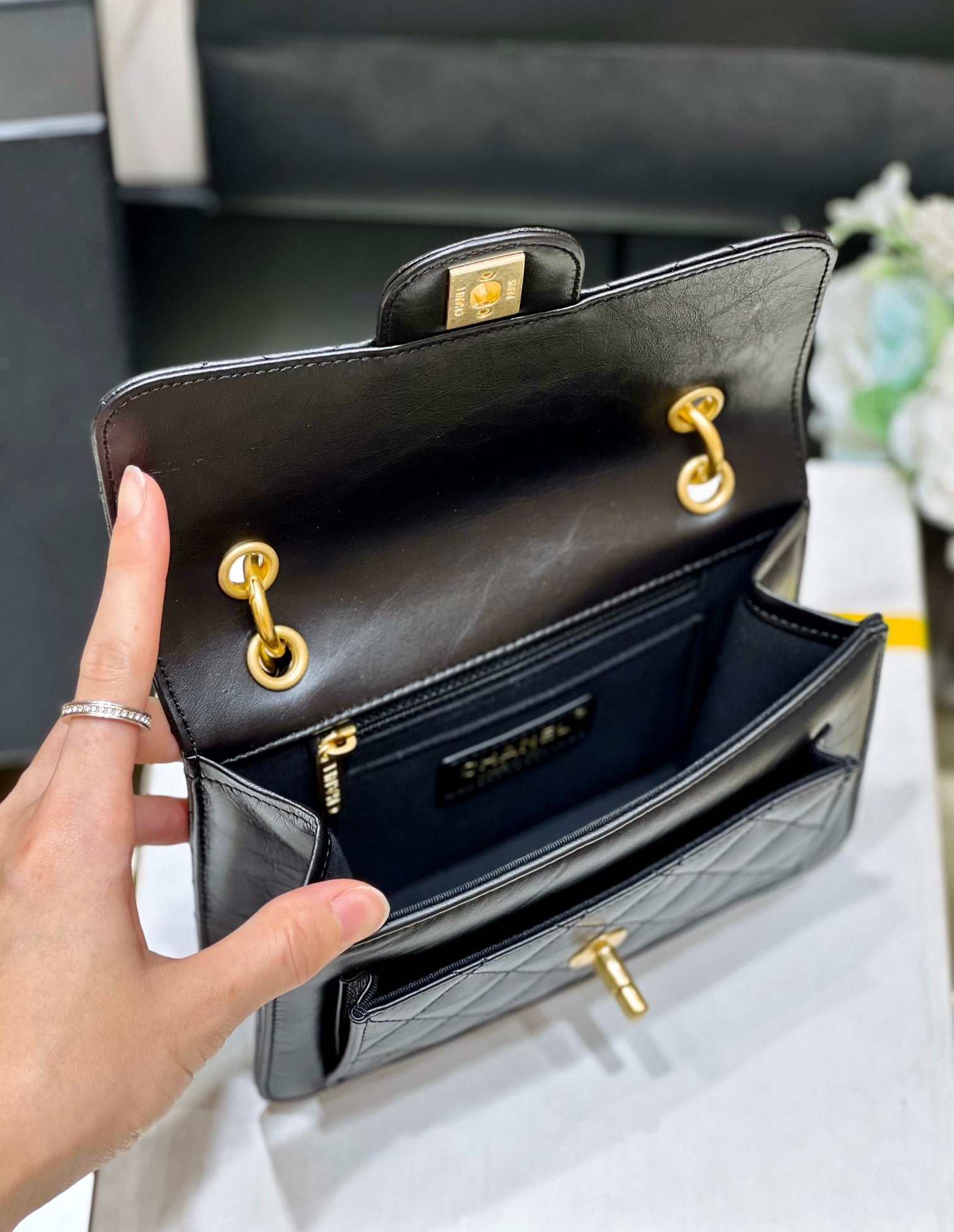 25S CHANEL FLAP BAG 19 IN BLACK CALFSKIN GOLD HARDWARE