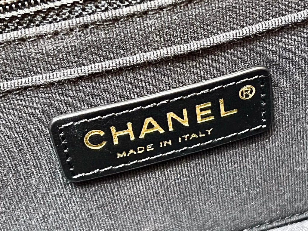 25S CHANEL FLAP BAG 19 IN BLACK CALFSKIN GOLD HARDWARE
