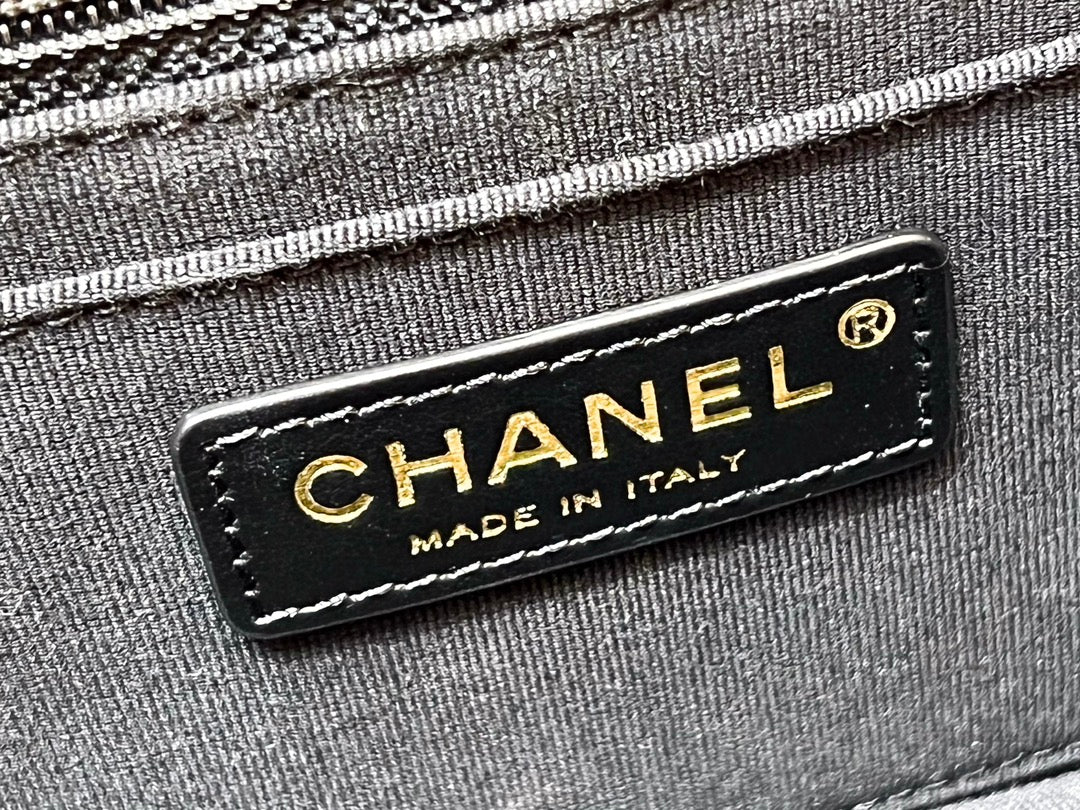 25S CHANEL FLAP BAG 19 IN BLACK CALFSKIN GOLD HARDWARE