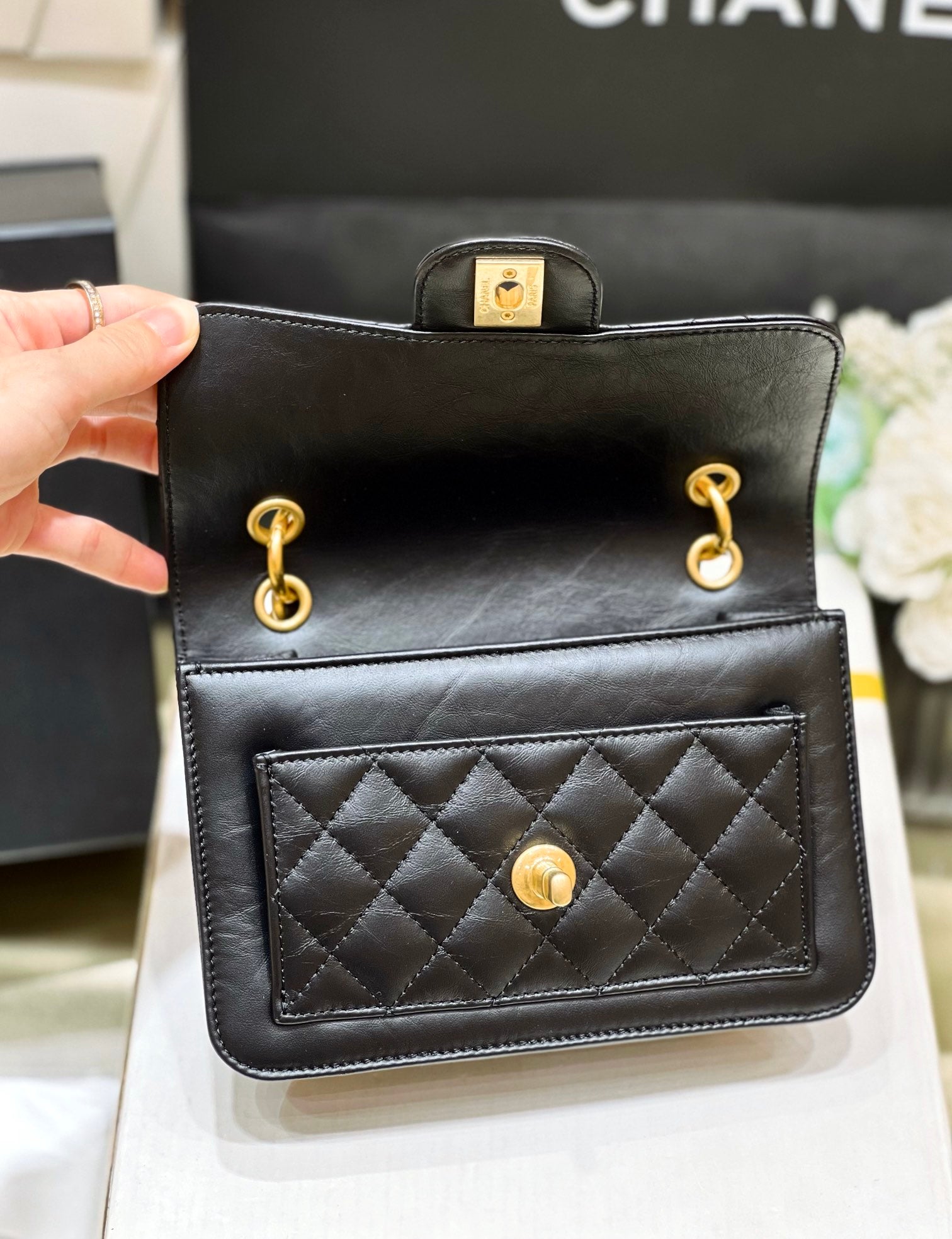 25S CHANEL FLAP BAG 19 IN BLACK CALFSKIN GOLD HARDWARE