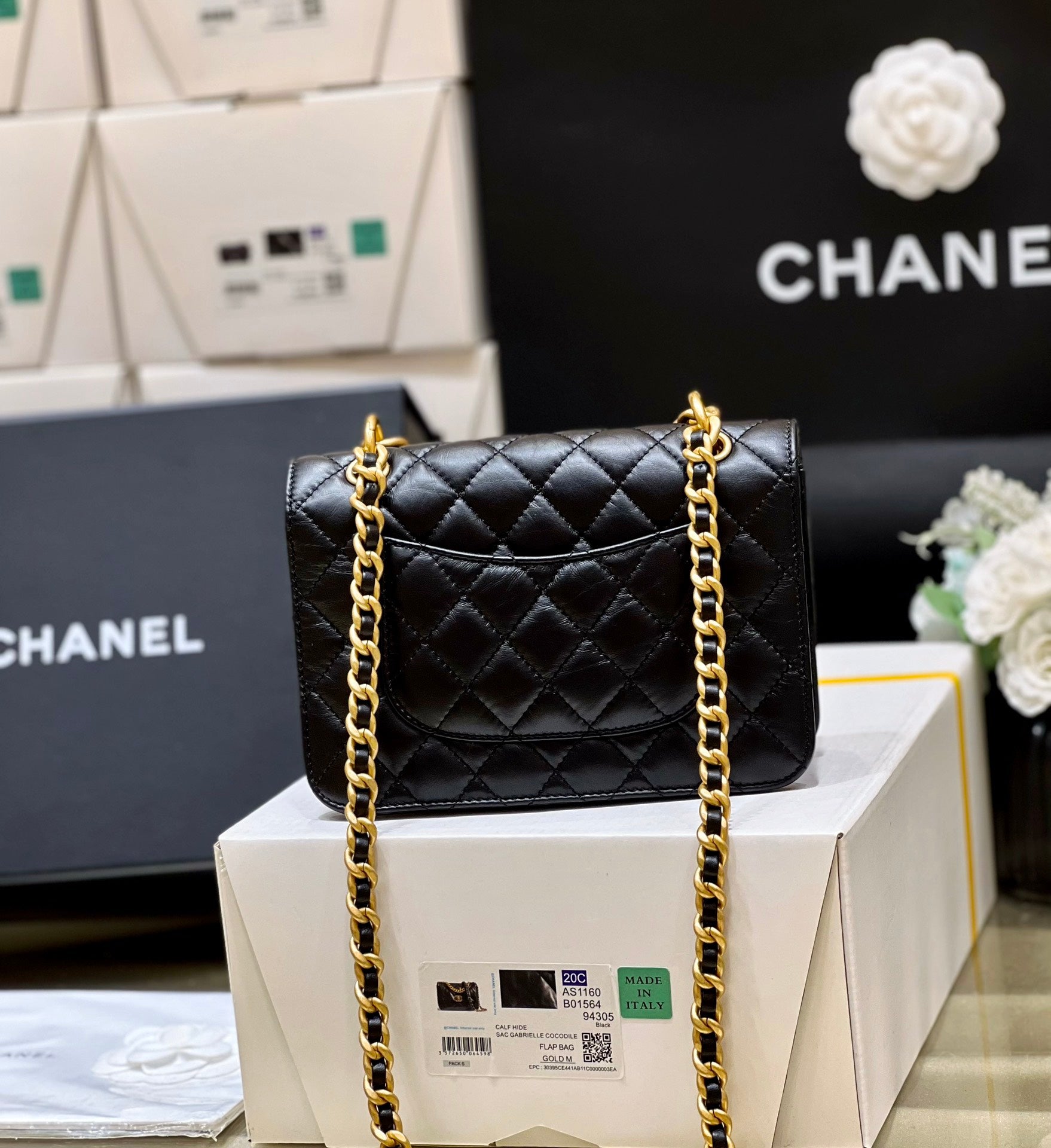 25S CHANEL FLAP BAG 19 IN BLACK CALFSKIN GOLD HARDWARE