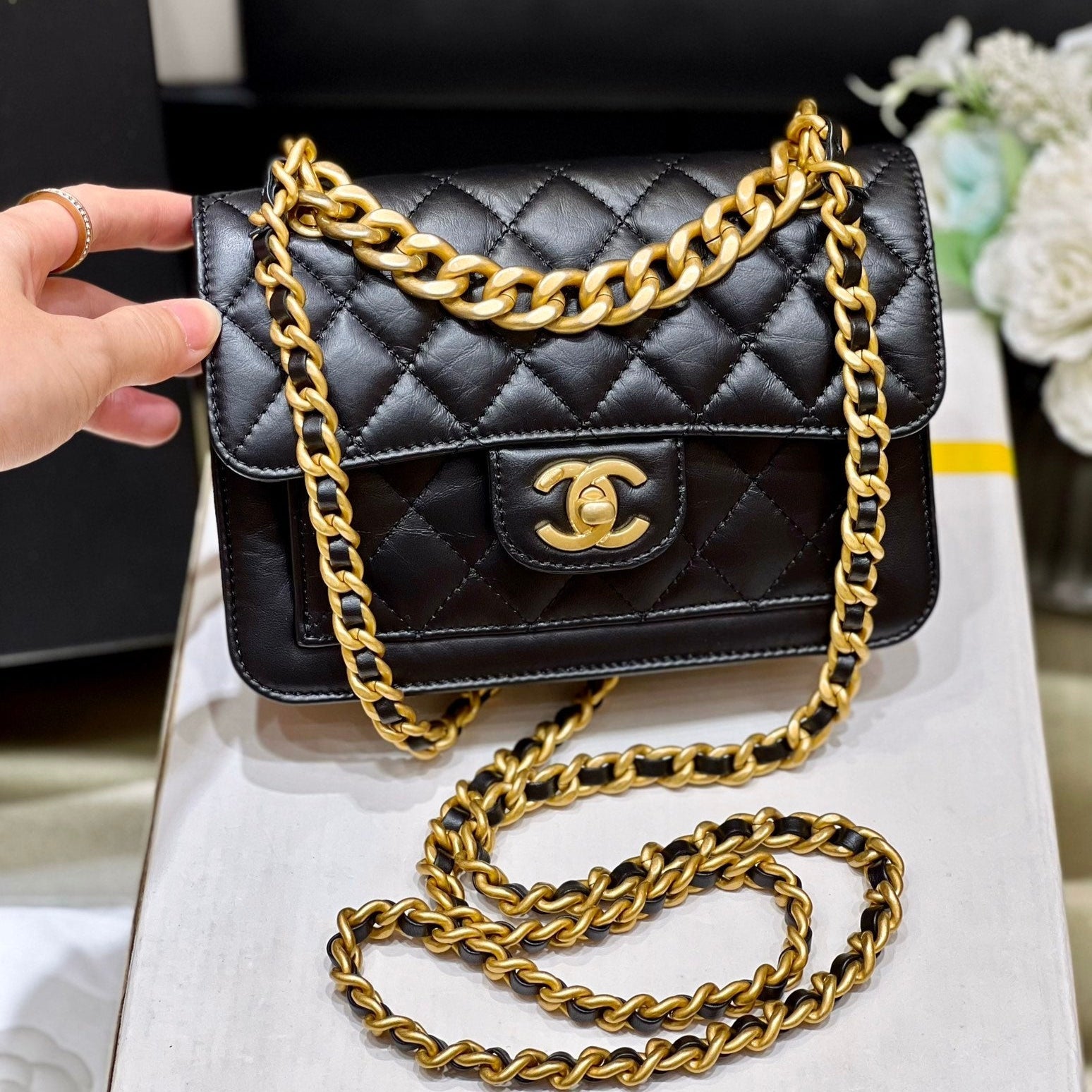 25S CHANEL FLAP BAG 19 IN BLACK CALFSKIN GOLD HARDWARE