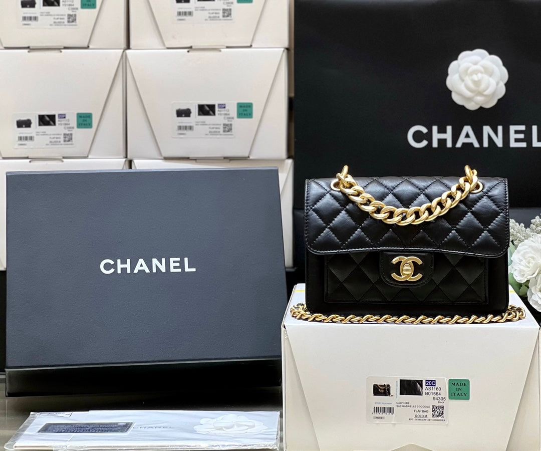 25S CHANEL FLAP BAG 19 IN BLACK CALFSKIN GOLD HARDWARE