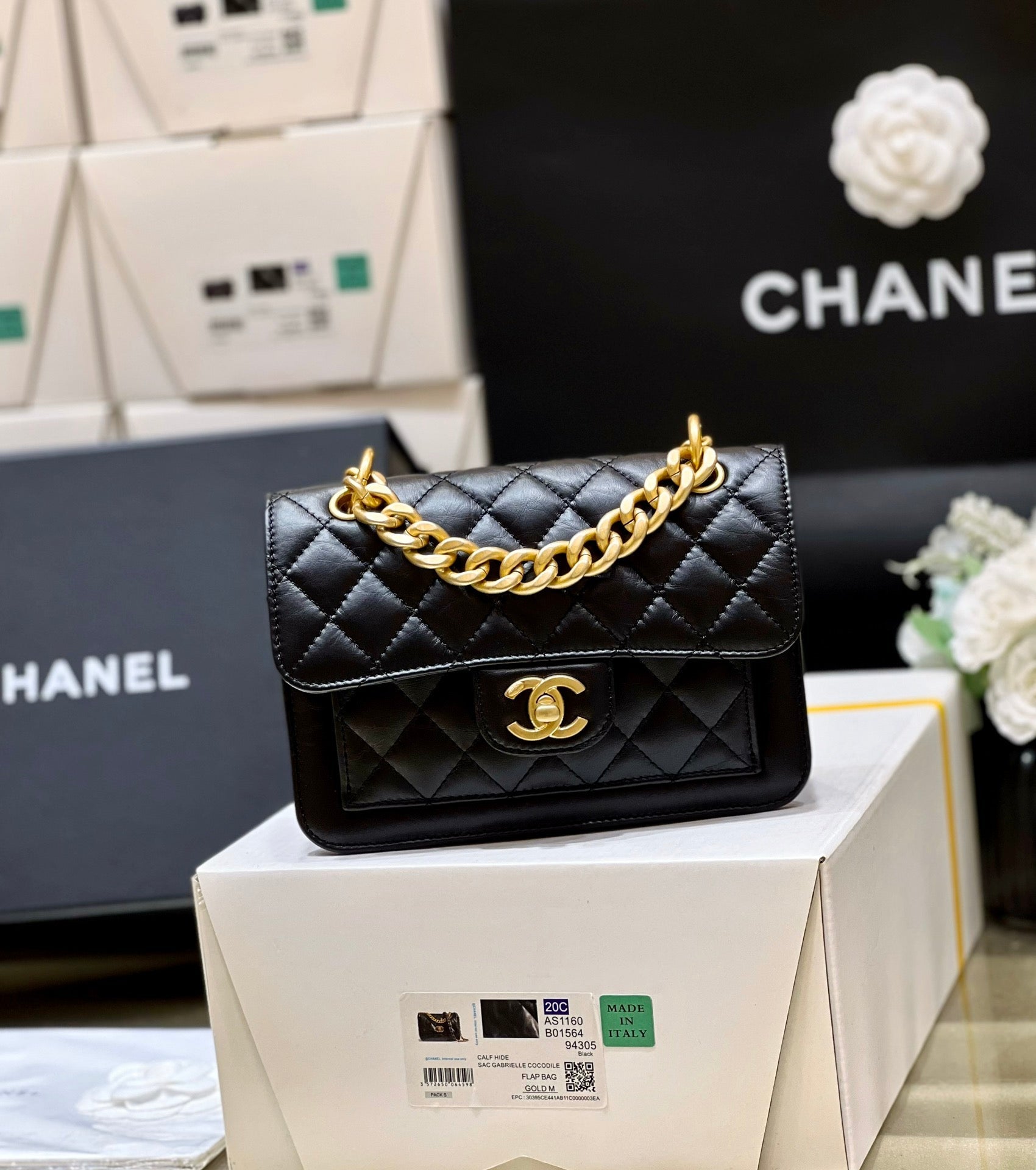 25S CHANEL FLAP BAG 19 IN BLACK CALFSKIN GOLD HARDWARE