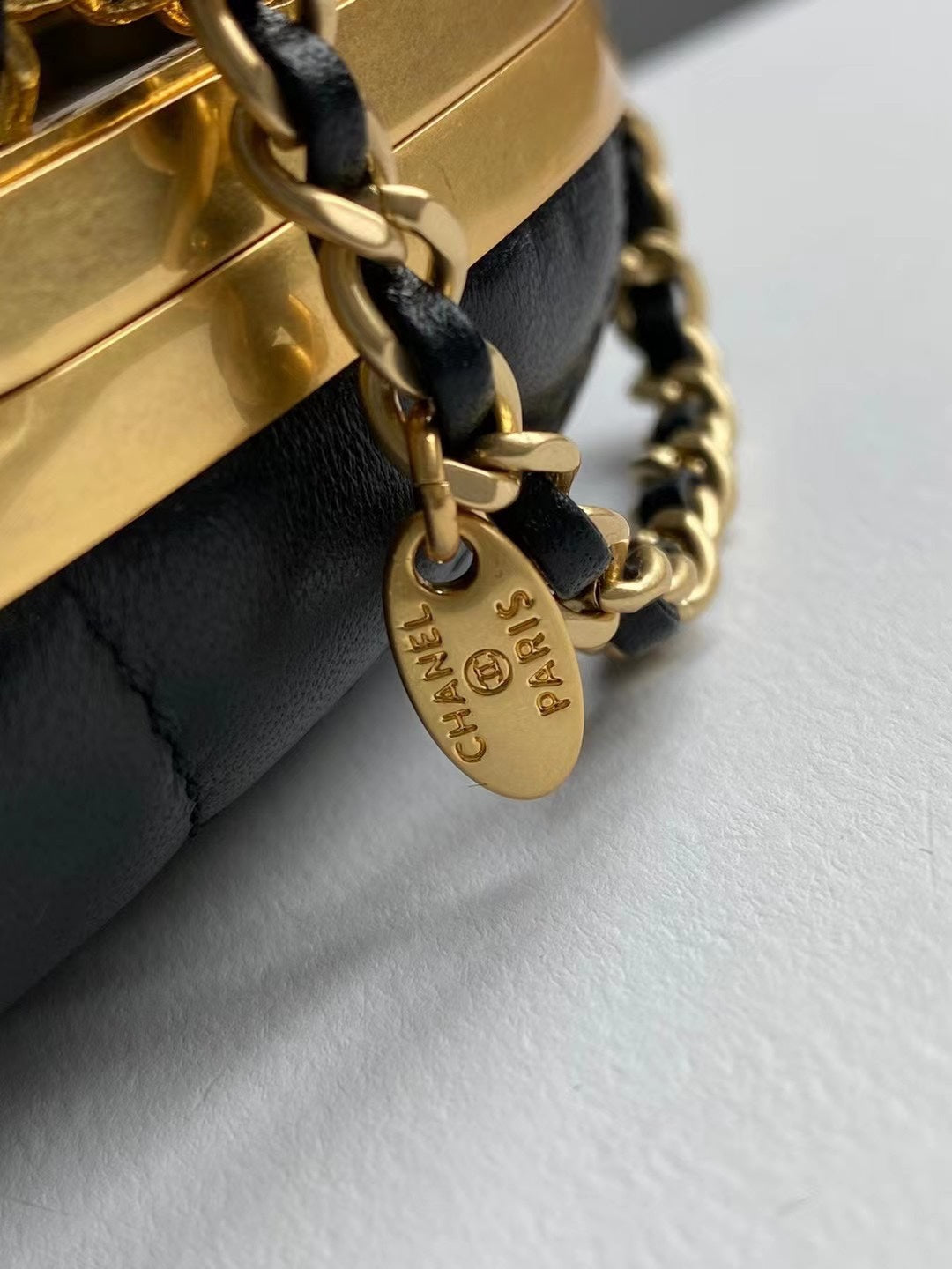 CC 14 HEART MINAUDI¨¨RE BAG IN BLACK CALFSKIN AND GOLD-TONE HARDWARE
