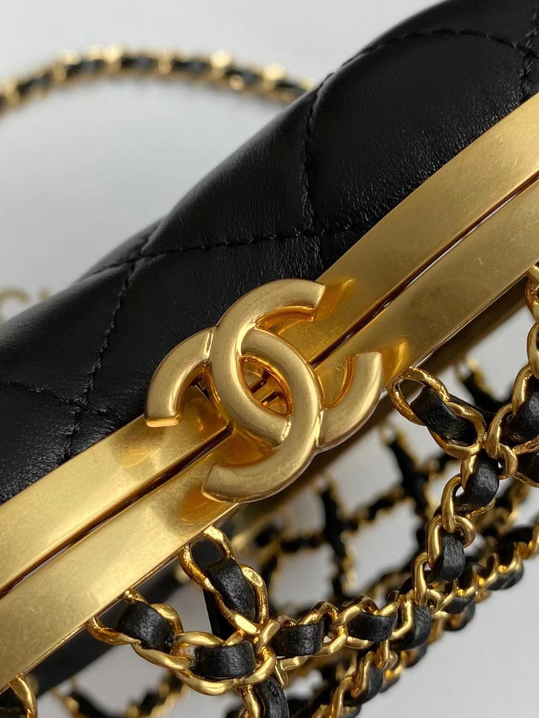 CC 14 HEART MINAUDI¨¨RE BAG IN BLACK CALFSKIN AND GOLD-TONE HARDWARE