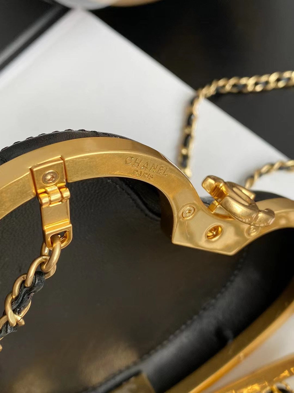 CC 14 HEART MINAUDI¨¨RE BAG IN BLACK CALFSKIN AND GOLD-TONE HARDWARE
