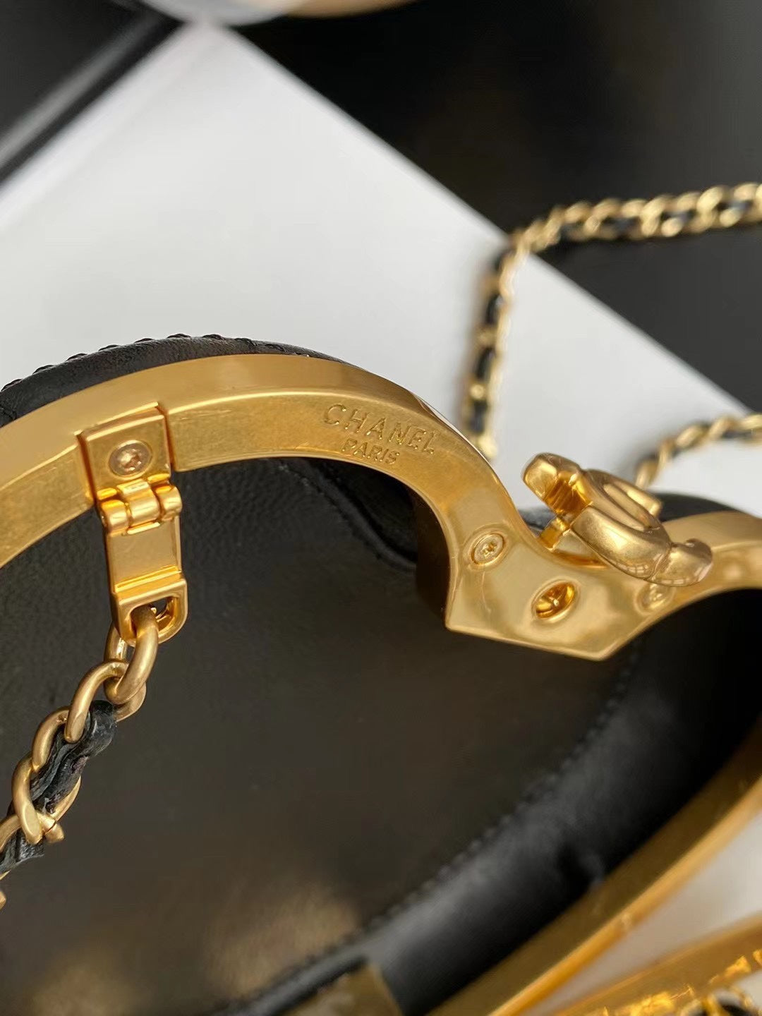 CC 14 HEART MINAUDI¨¨RE BAG IN BLACK CALFSKIN AND GOLD-TONE HARDWARE