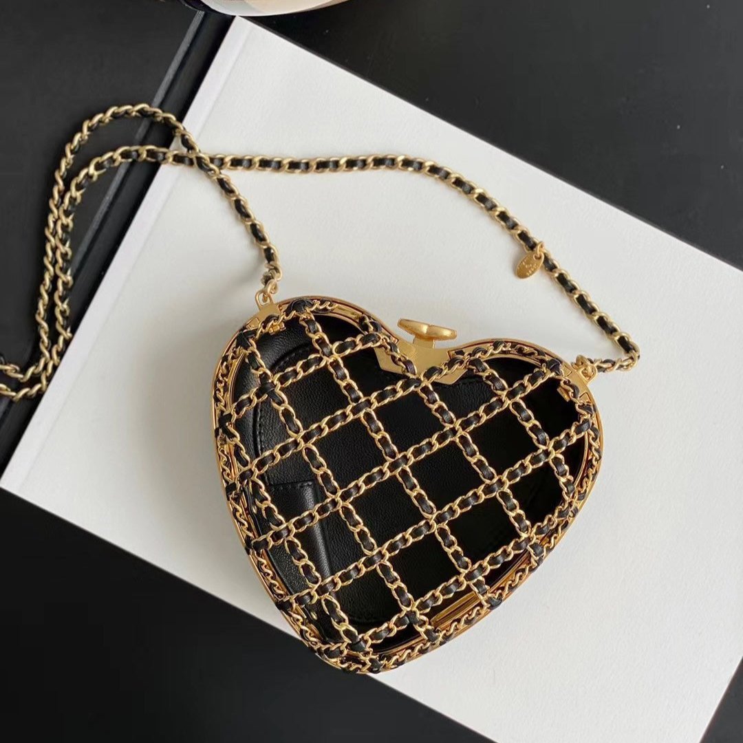 CC 14 HEART MINAUDI¨¨RE BAG IN BLACK CALFSKIN AND GOLD-TONE HARDWARE
