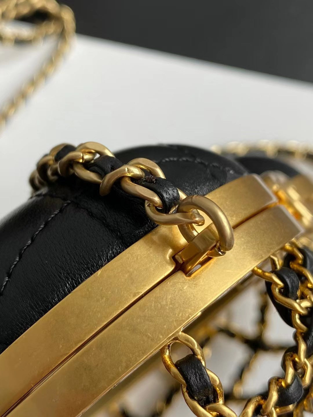 CC 14 HEART MINAUDI¨¨RE BAG IN BLACK CALFSKIN AND GOLD-TONE HARDWARE