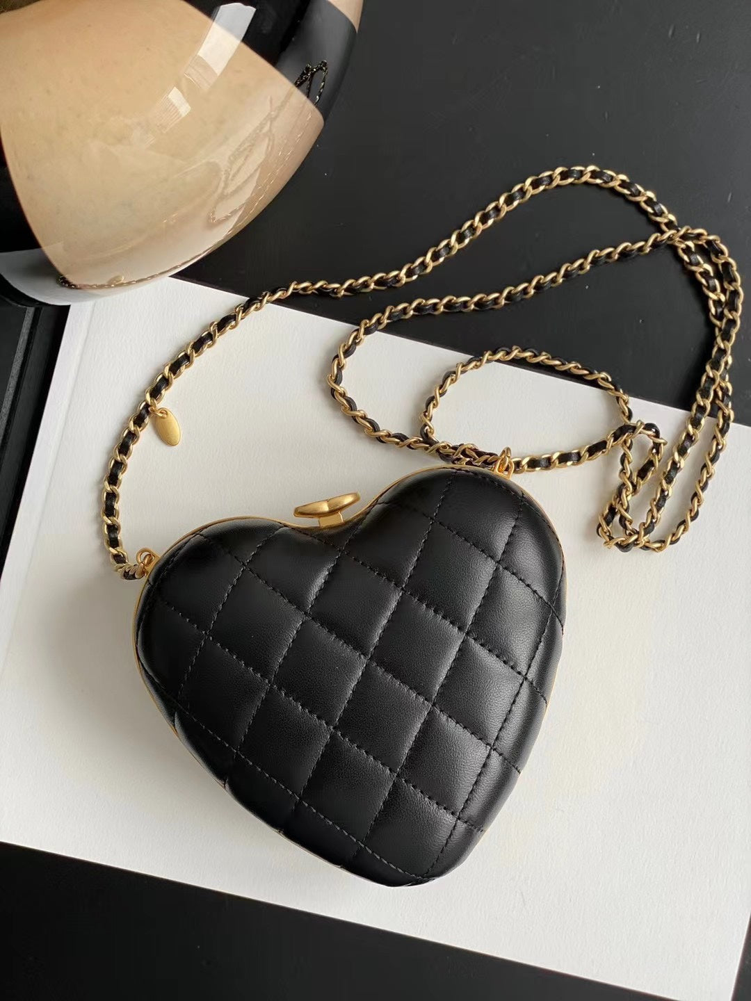 CC 14 HEART MINAUDI¨¨RE BAG IN BLACK CALFSKIN AND GOLD-TONE HARDWARE