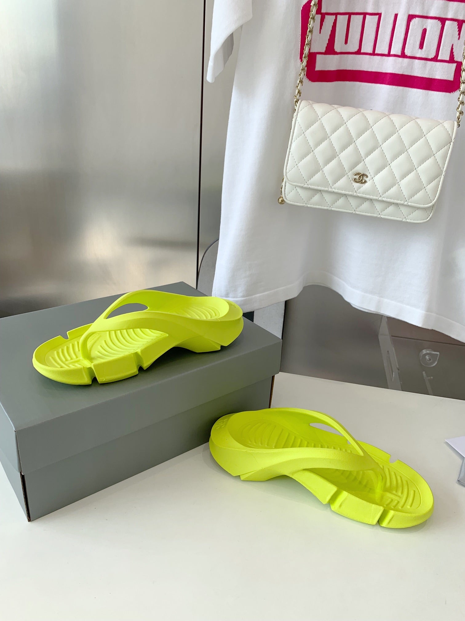 THONG SANDALS IN VOLT GREEN RUBBER