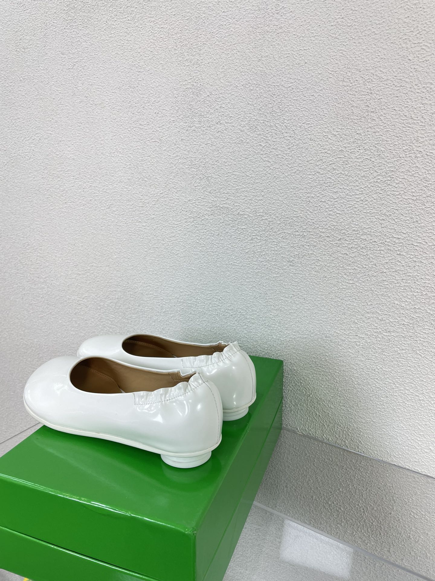 ATOMIC BALLERINA FLAT IN WHITE CALFSKIN