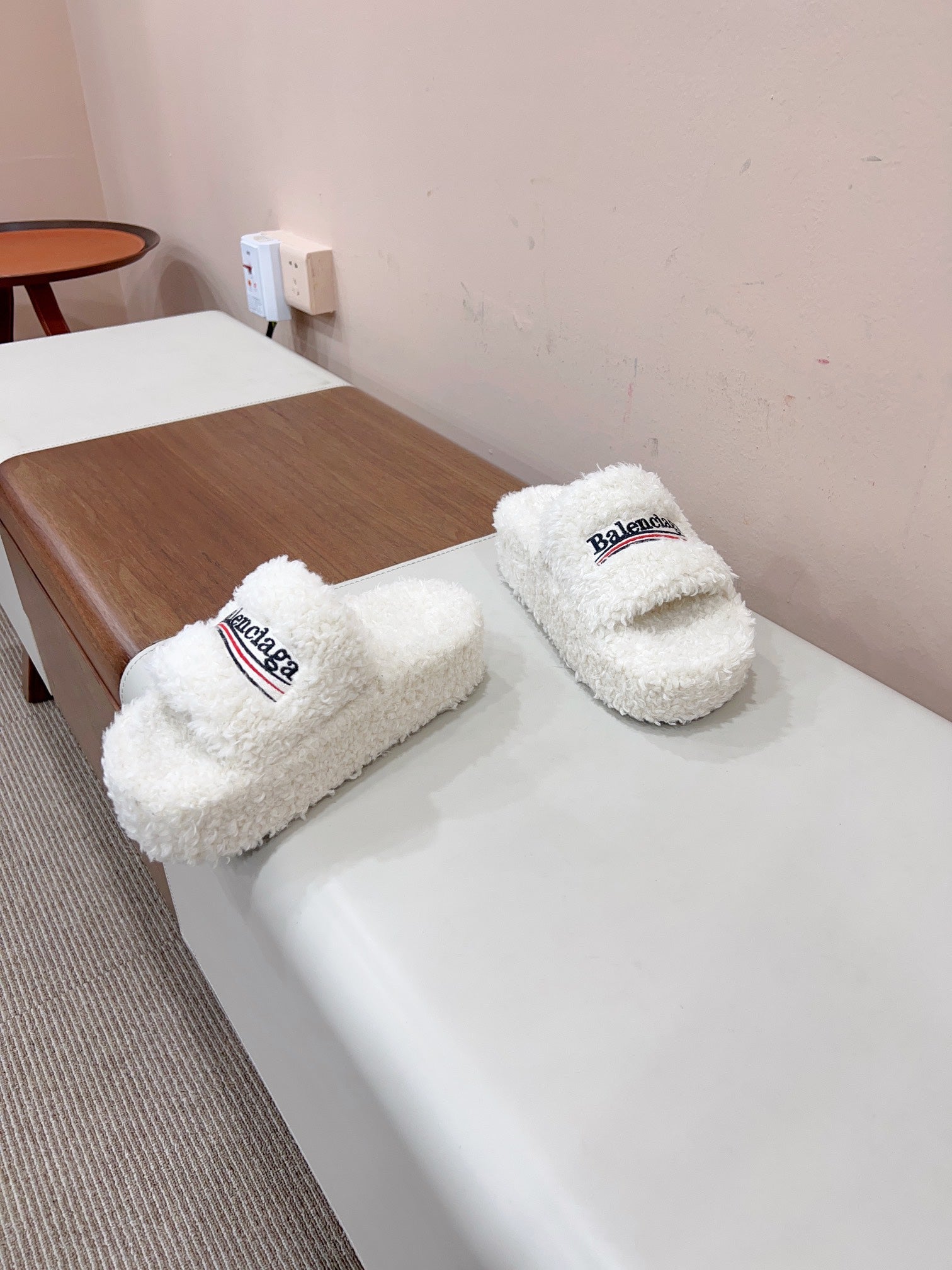 THICK-SOLED SLIPPERS IN WHITE WOOL