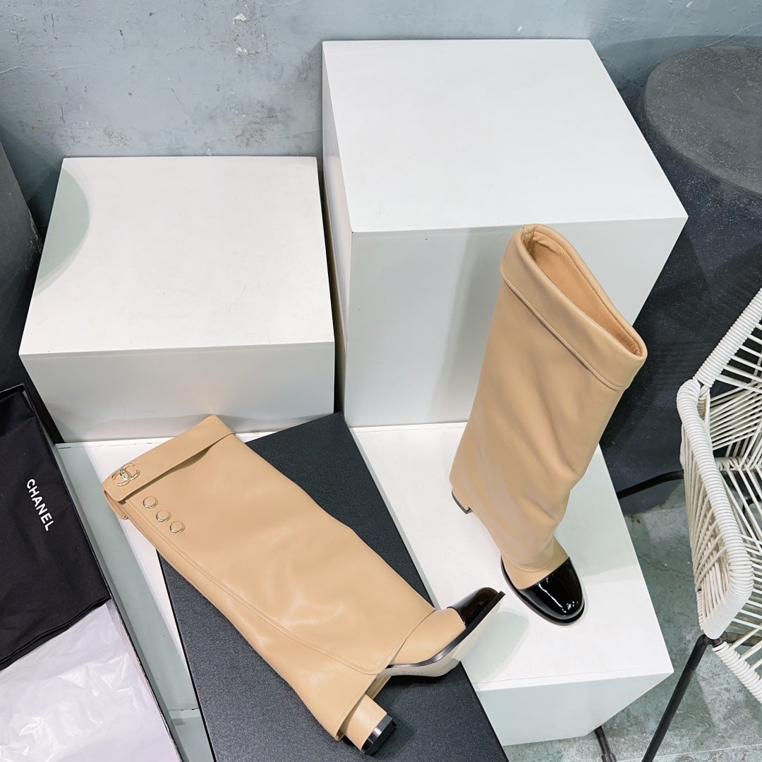 CHANEL HEELED KNEE-HIGH BOOTS 25S 85 MM IN BEIGE LAMBSKIN WITH GOLD HARDWARE