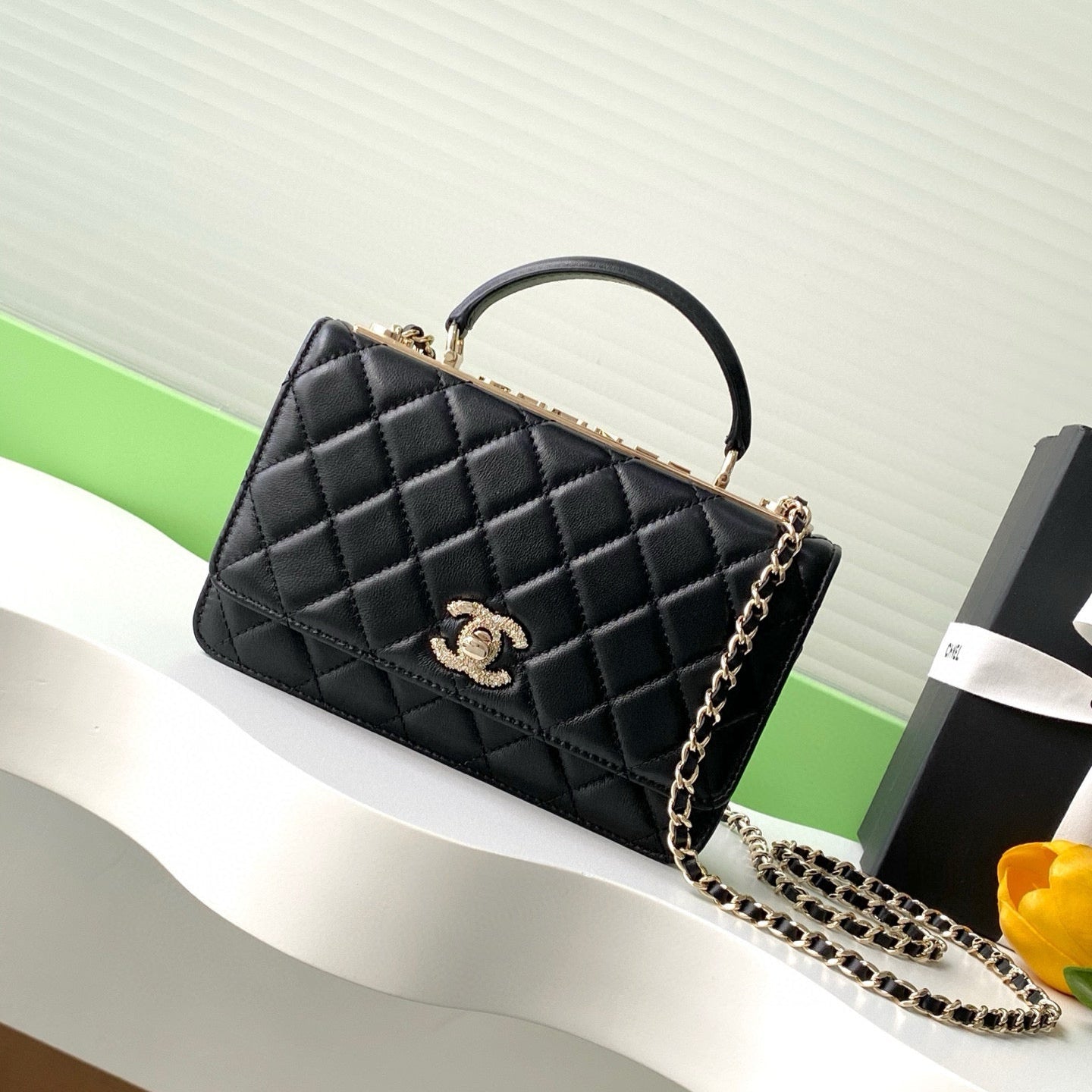 CC FLAP BAG 19 IN BLACK CALFSKIN GOLD HARDWARE