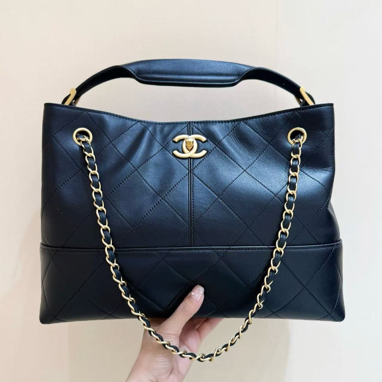 CC SHOULDER BAG 36 IN BLACK QUILTED CALFSKIN
