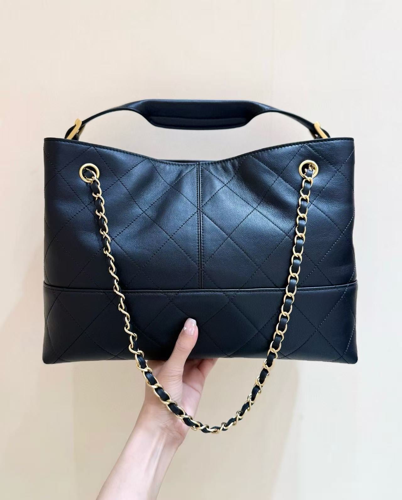 CC SHOULDER BAG 36 IN BLACK QUILTED CALFSKIN