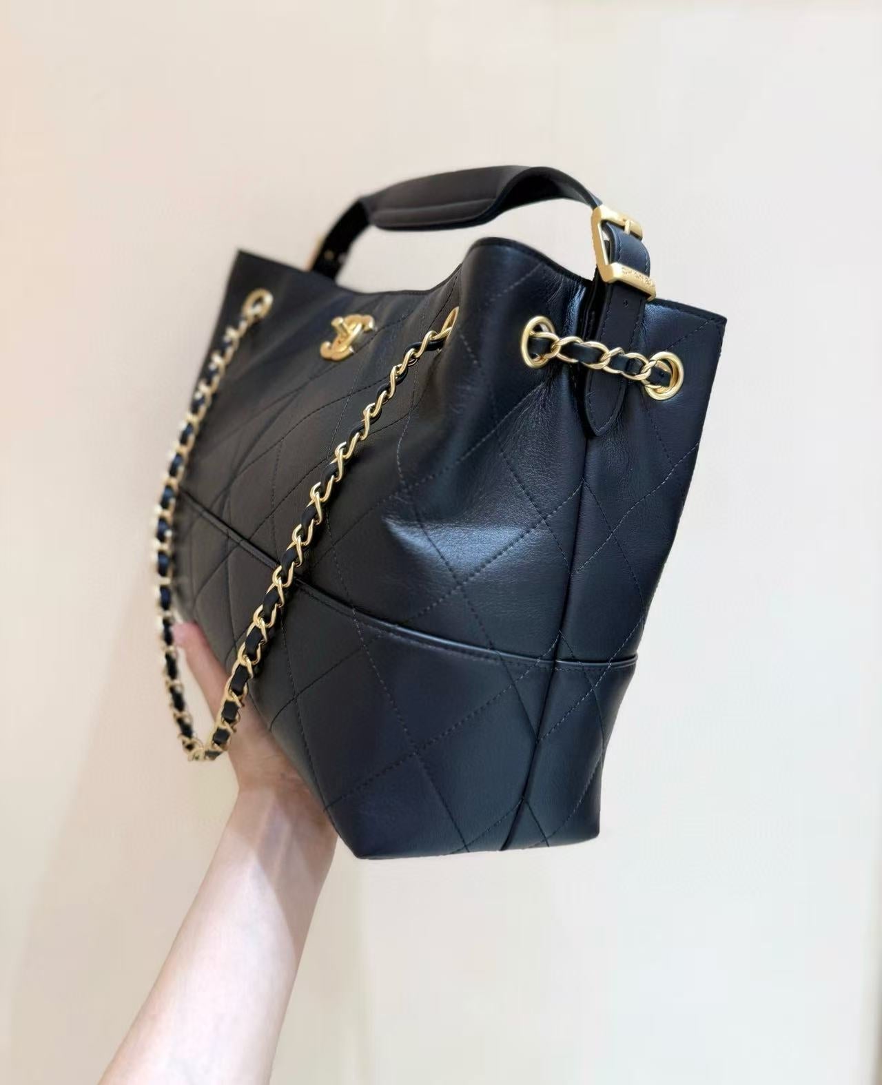 CC SHOULDER BAG 36 IN BLACK QUILTED CALFSKIN