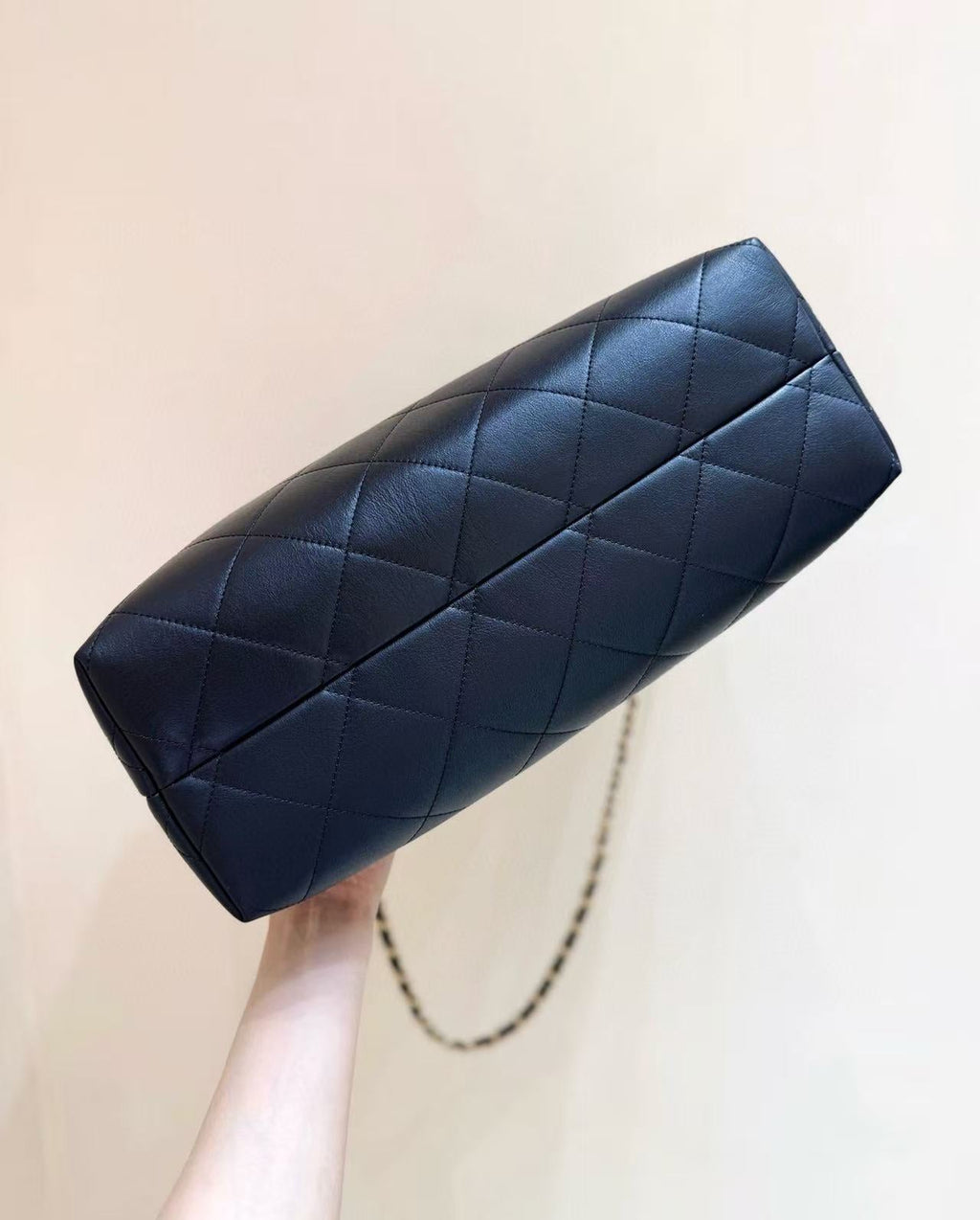 CC SHOULDER BAG 36 IN BLACK QUILTED CALFSKIN