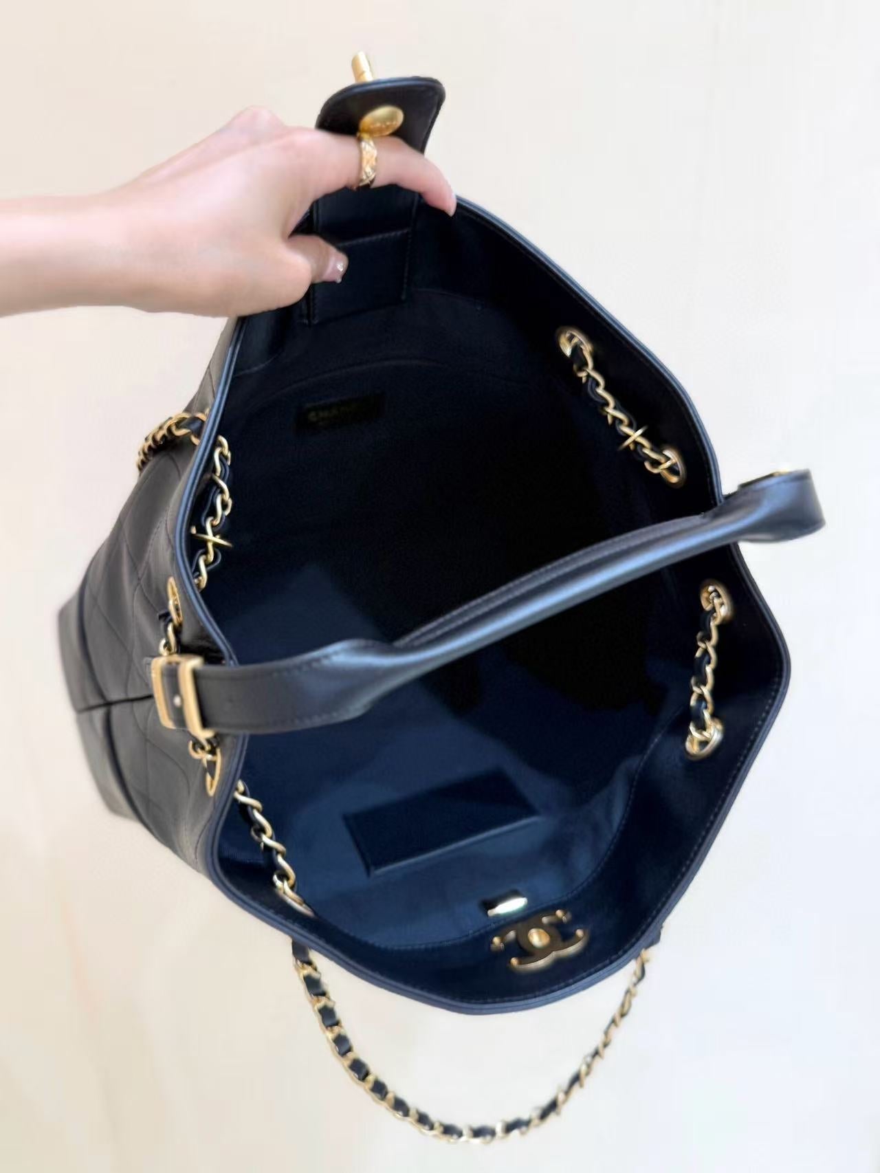 CC SHOULDER BAG 36 IN BLACK QUILTED CALFSKIN