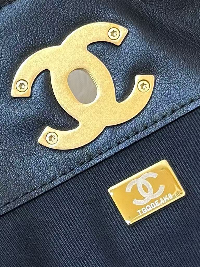 CC SHOULDER BAG 36 IN BLACK QUILTED CALFSKIN
