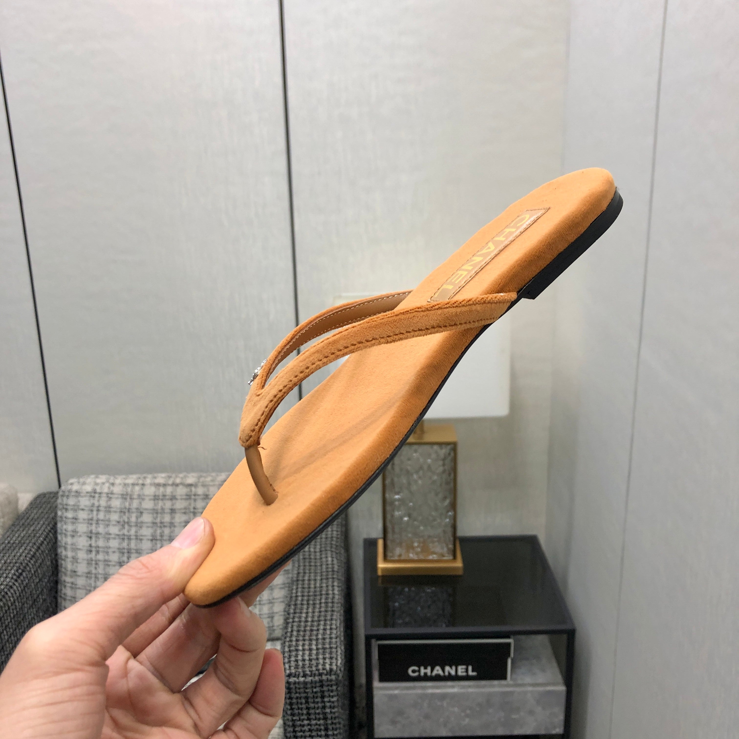THONG SLIDE IN BRONZE BROWN SUEDE
