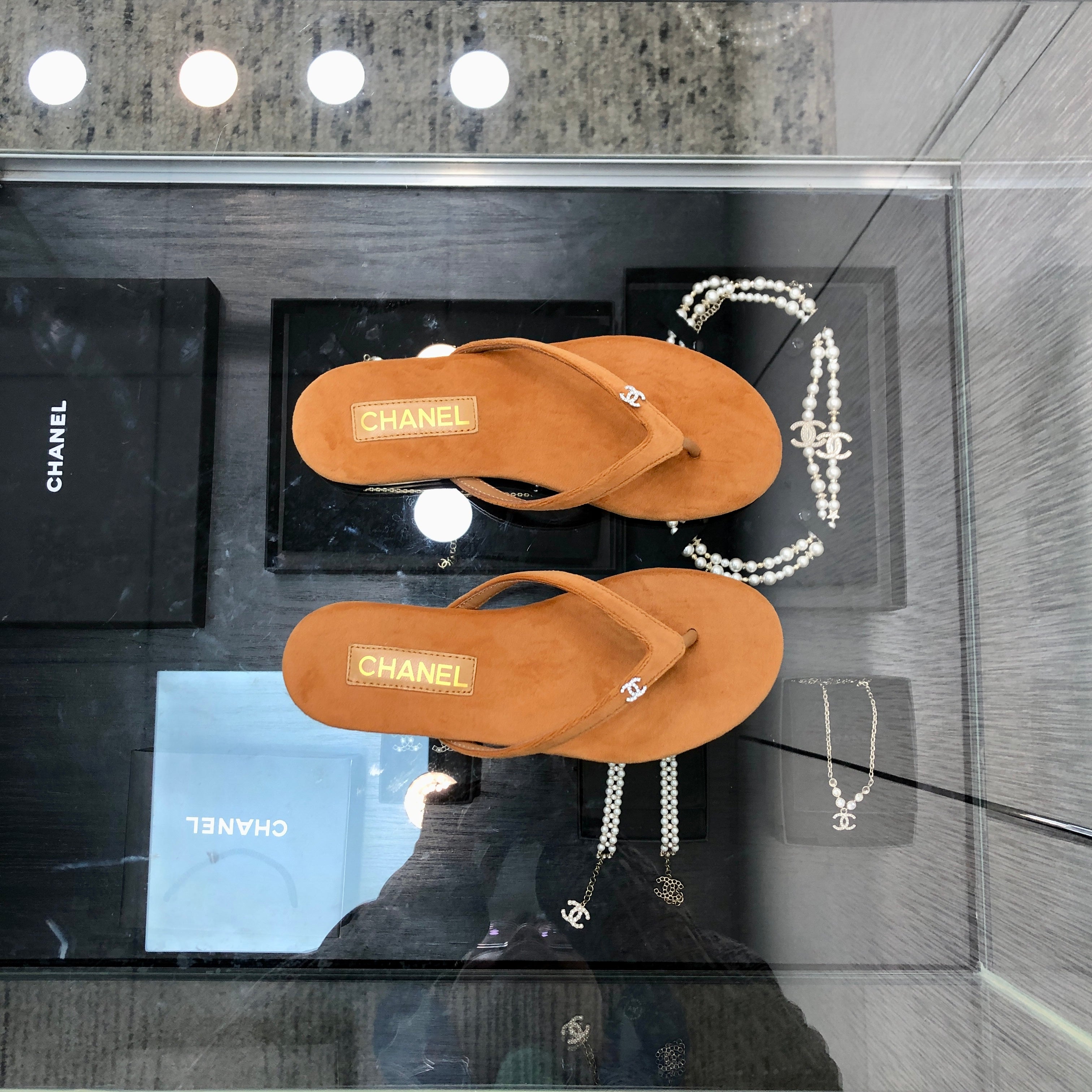 THONG SLIDE IN BRONZE BROWN SUEDE