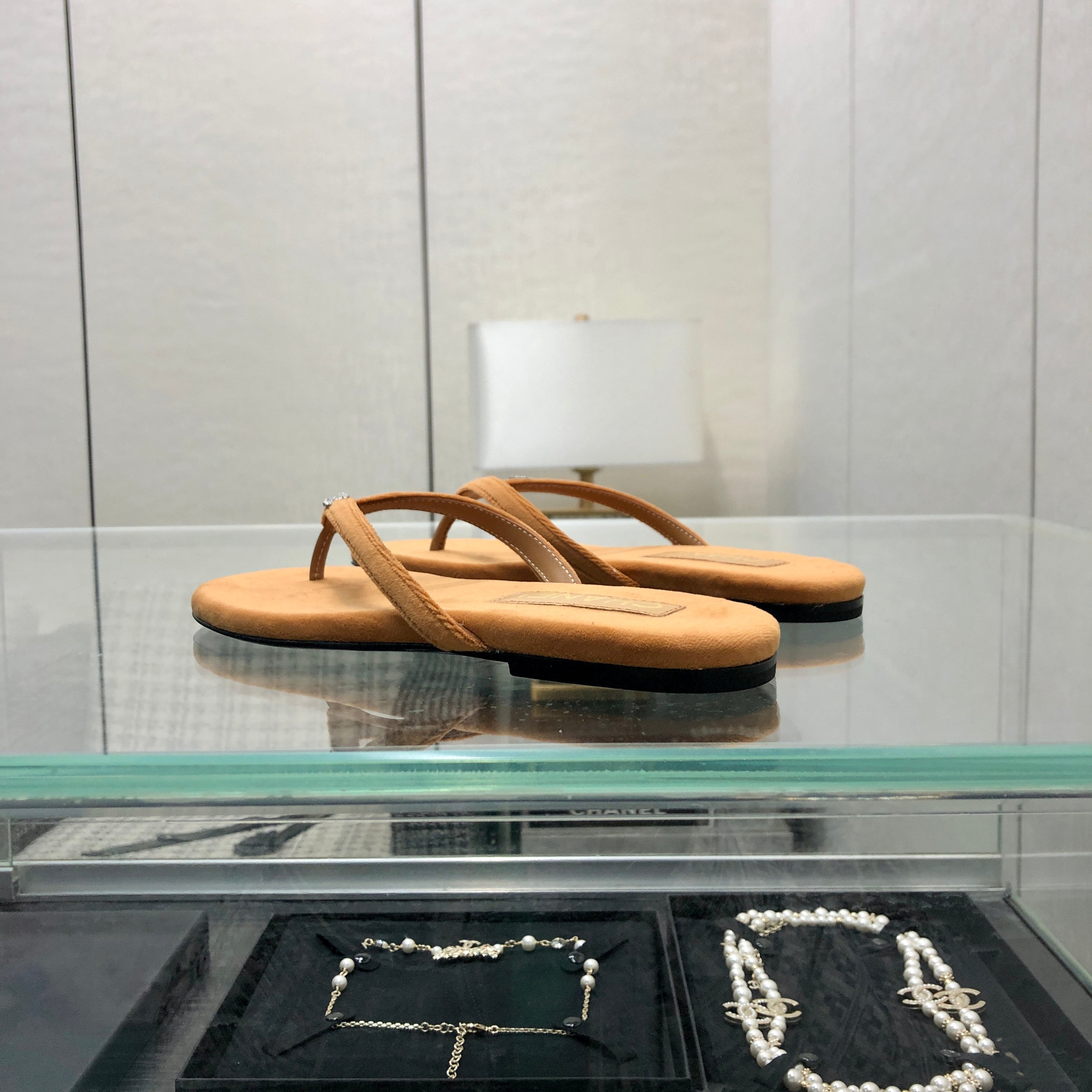 THONG SLIDE IN BRONZE BROWN SUEDE