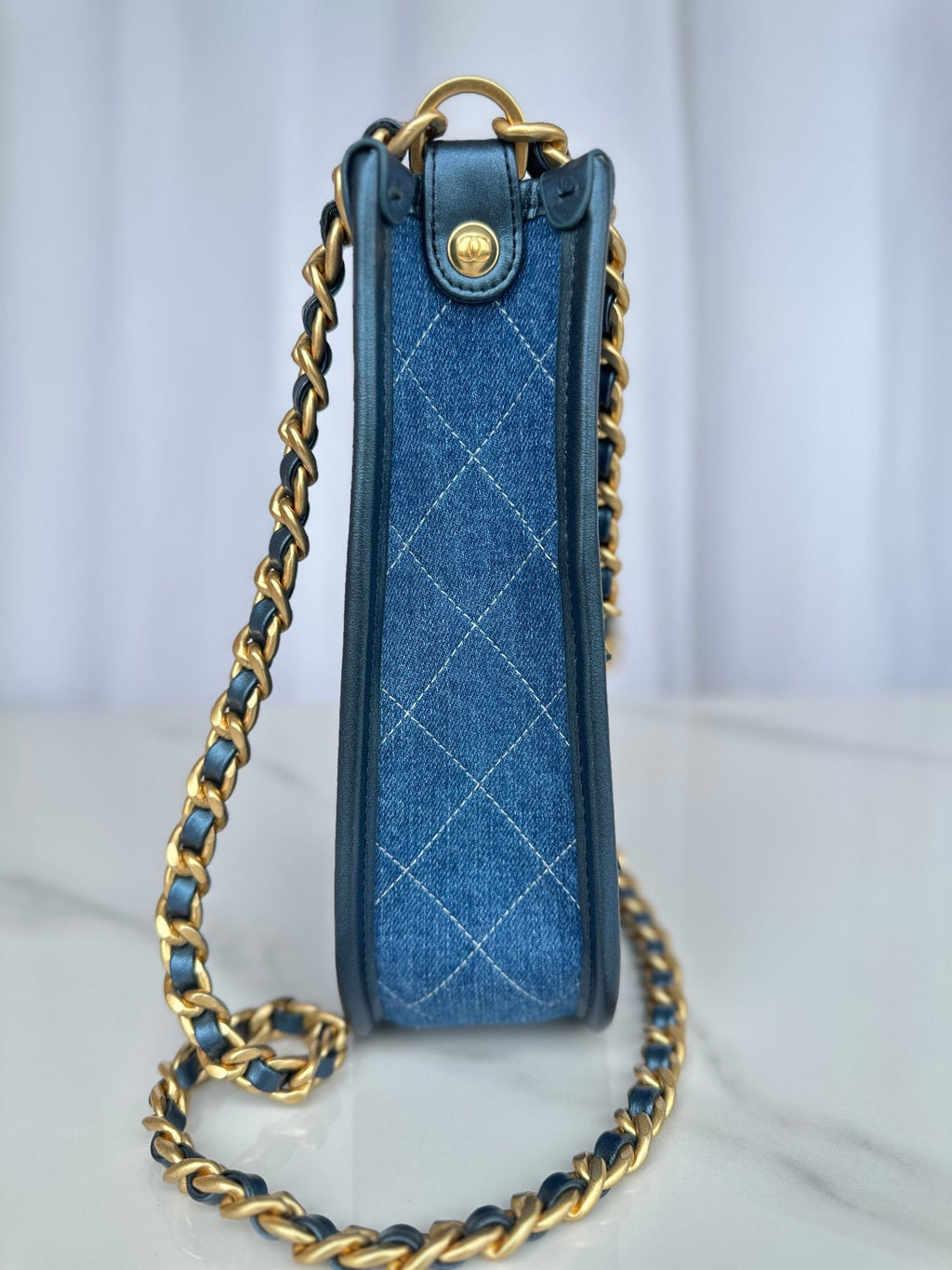CC 24 HOBO HANDBAG IN LIGHT BLUE DENIM DIP AND GOLD - TONE METAL