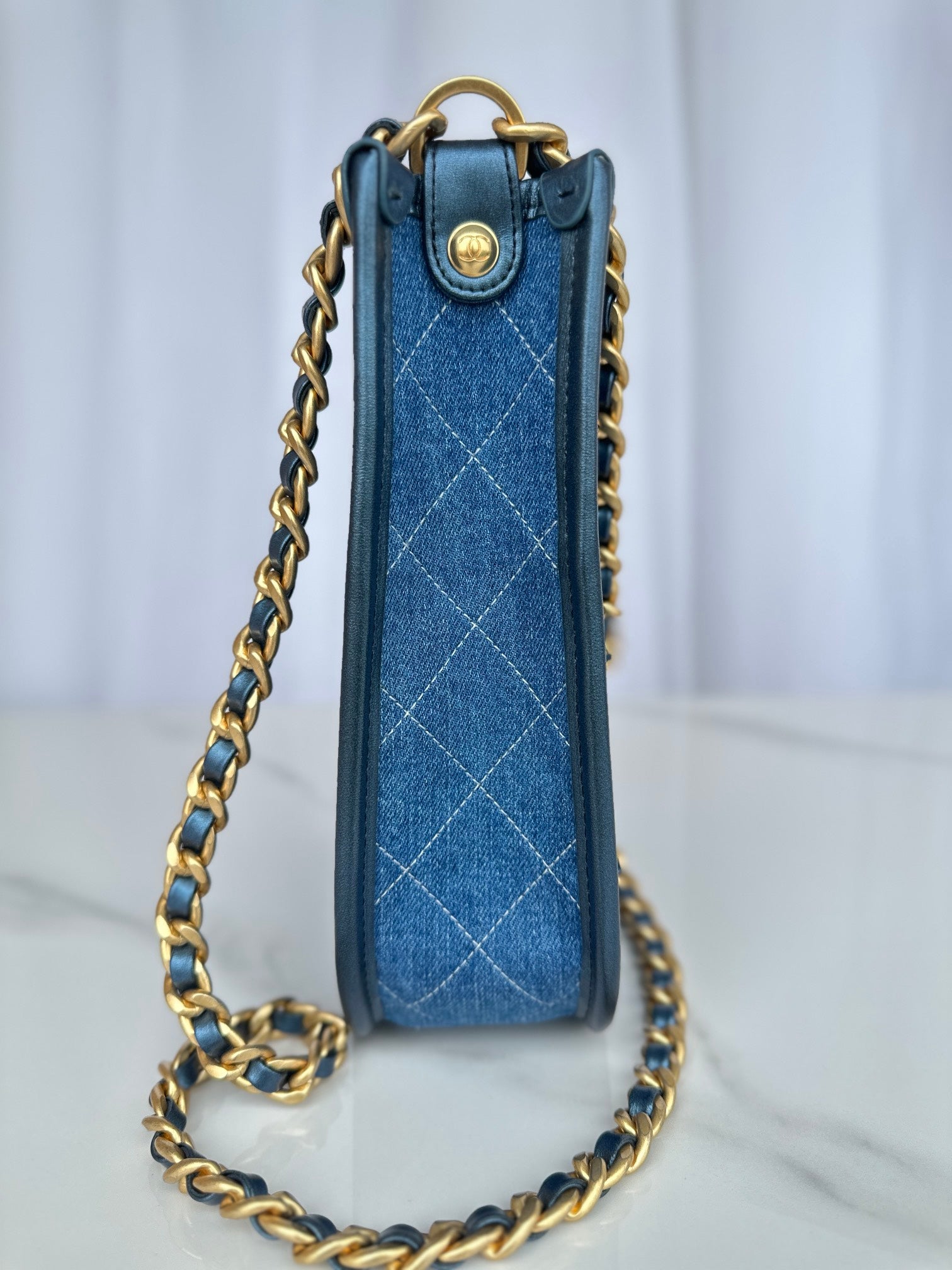 CC 24 HOBO HANDBAG IN LIGHT BLUE DENIM DIP AND GOLD - TONE METAL