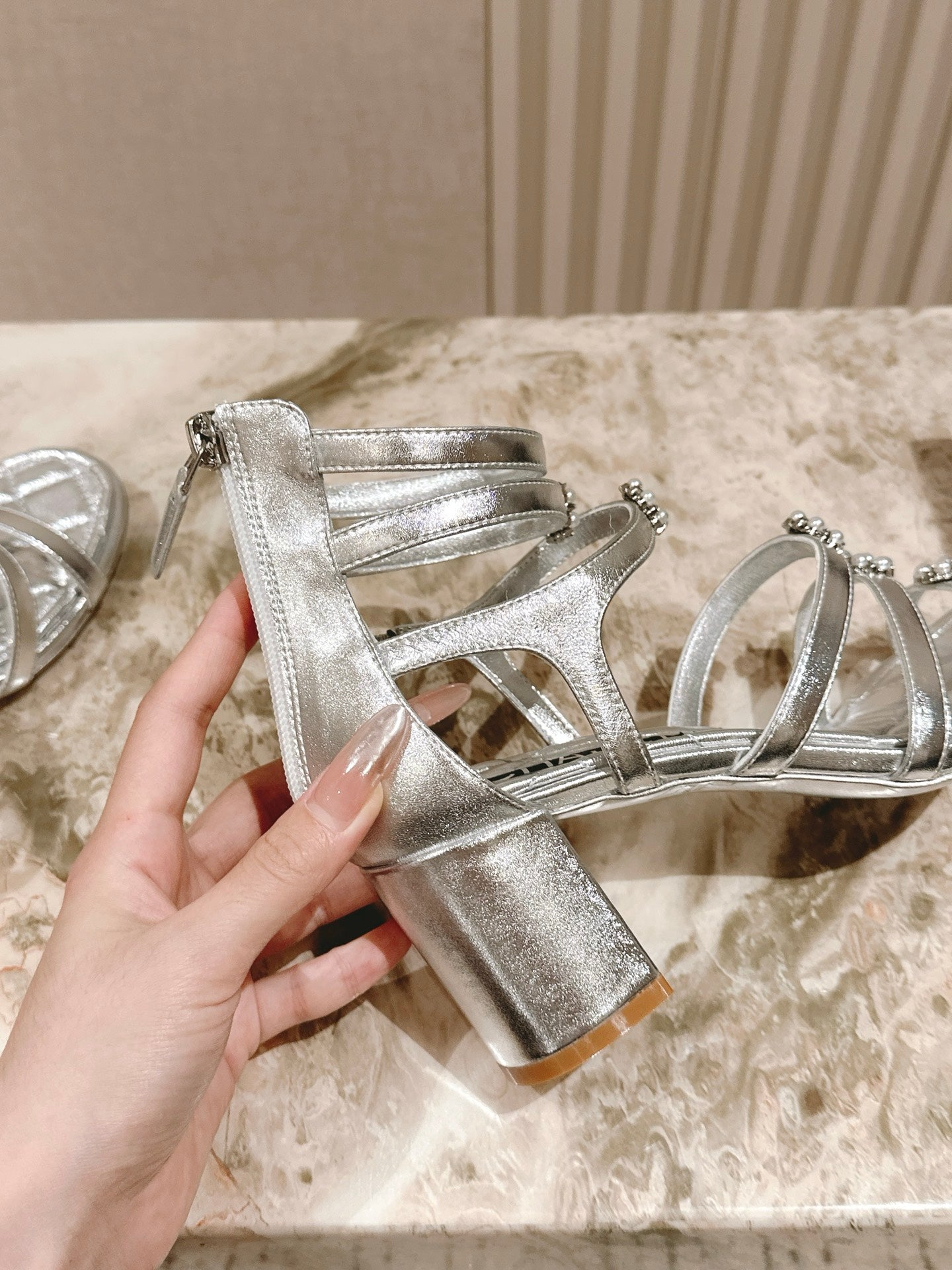 CC HIGH SANDAL 25S IN SILVER LAMBSKIN PEARL FLOWERS
