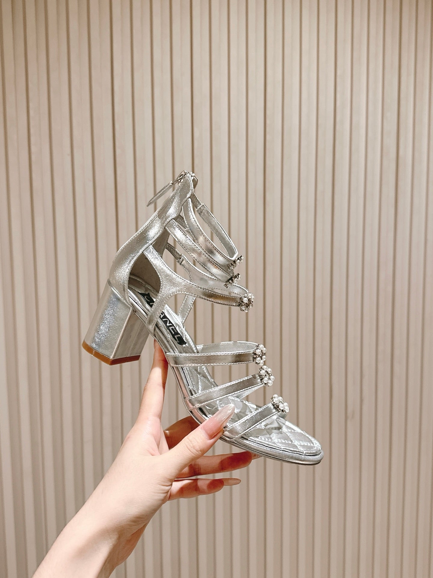 CC HIGH SANDAL 25S IN SILVER LAMBSKIN PEARL FLOWERS