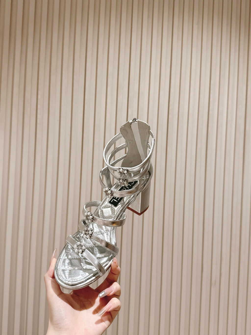 CC HIGH SANDAL 25S IN SILVER LAMBSKIN PEARL FLOWERS