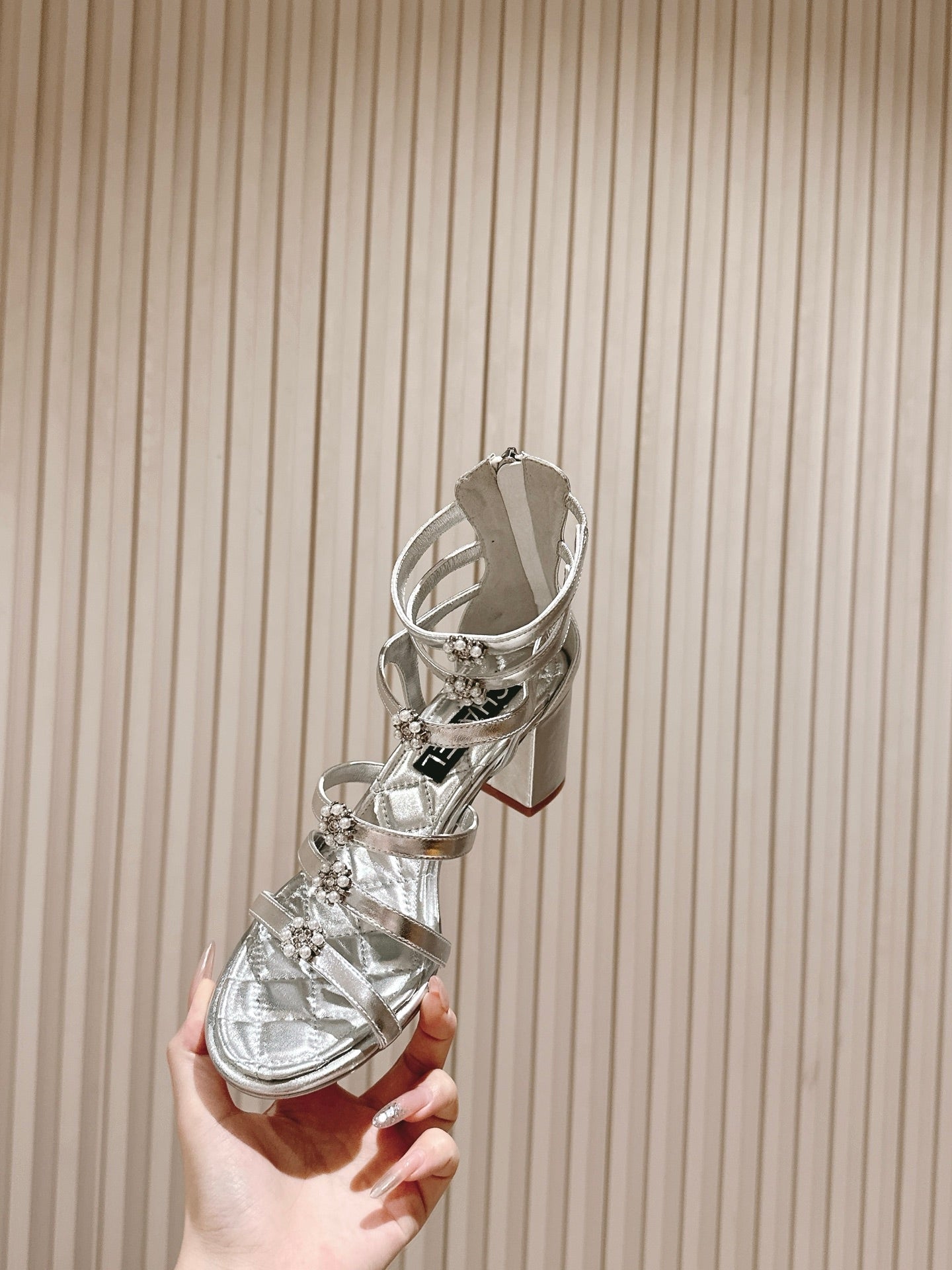 CC HIGH SANDAL 25S IN SILVER LAMBSKIN PEARL FLOWERS