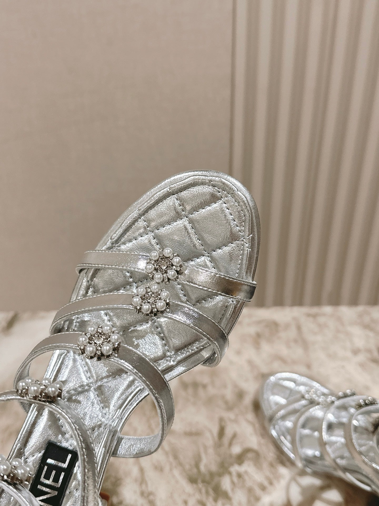 CC HIGH SANDAL 25S IN SILVER LAMBSKIN PEARL FLOWERS